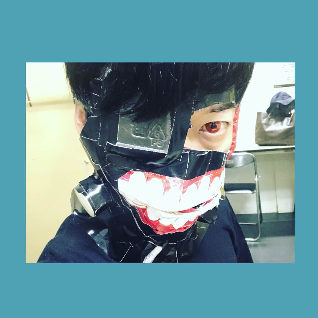 藤本聖さんのインスタグラム写真 - (藤本聖Instagram)「. 昨日は単独ライブ. . 今日はクロスバー直撃さんの単独で『東京喰種ｰトーキョーグールｰ』の金木研役をやらせて頂くお仕事でした. . 『東京喰種ｰトーキョーグールｰ』の金木研役のお仕事って何？？. . . . #クロスバー直撃さん #単独ライブ #東京喰種のパロディー #金木研役 #ジュリエッタ藤本 #亜門鋼太朗役 #ジュリエッタ井尻 #トーカ役 #紅しょうが熊元プロレス #真戸暁役 #てんしとあくまかんざきさん #真戸役はまりすぎ #喰種のマスクと亜門のクインケは前野さん手作り #マスクの突起物にはエリンギ使用 #東京喰種知らないプリマ旦那河野が #振り回されっぱなしの1時間 #おもしろすぎた #動画は長台詞覚えられない #熊元プロレスNG集」8月7日 0時52分 - kasoku_mossan