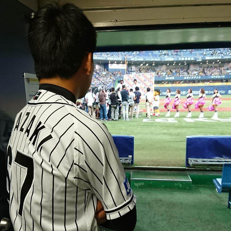 阪神タイガースさんのインスタグラム写真 - (阪神タイガースInstagram)「5日の試合後の裏話です。 初めてのヒーローになった松田投手。その松田投手のお立ち台をベンチの奥から見守る選手の姿が… #阪神タイガース #松田遼馬 選手  #岩崎優 選手 #「遼馬は初めてのヒーローインタビューですよね？」 #優しい先輩 ✨ #ロッカールーム  #甲子園も京セラドームも隣同士 #仲良しな二人」8月7日 16時29分 - hanshintigers_official