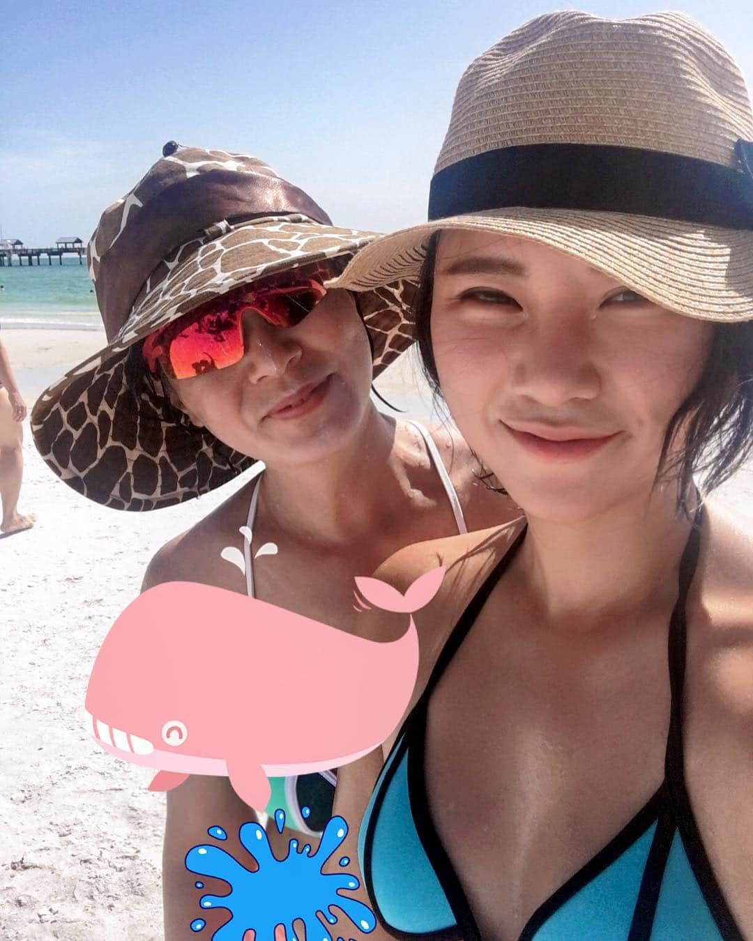 パク・ヒヨンさんのインスタグラム写真 - (パク・ヒヨンInstagram)「#girlsday my mom still can swim so well very impressive my mom  very activity parson i love it!」8月7日 11時48分 - heeyounglpga