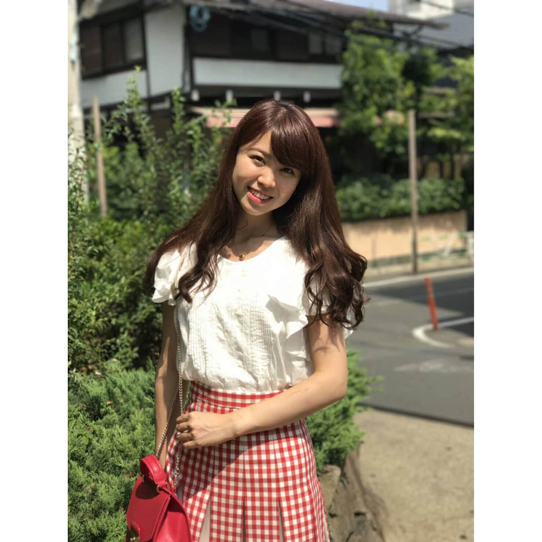 福岡真菜さんのインスタグラム写真 - (福岡真菜Instagram)「こんにちは❤️(横にスライドして下さい😊) 1枚目ちょっと眩しそう笑  お気に入りのスカートとバックで友人に写真を撮ってもらいました👗✨ 他の写真も選べなくて、もっと載せたくなっちゃいます😂笑  #gakushuin #ミスコン #代官山 #ギンガムチェック #赤 #holiday #lunch」8月7日 12時07分 - mana_17_no5