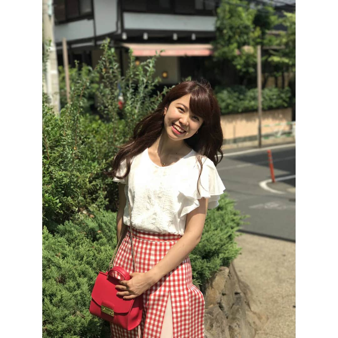 福岡真菜さんのインスタグラム写真 - (福岡真菜Instagram)「こんにちは❤️(横にスライドして下さい😊) 1枚目ちょっと眩しそう笑  お気に入りのスカートとバックで友人に写真を撮ってもらいました👗✨ 他の写真も選べなくて、もっと載せたくなっちゃいます😂笑  #gakushuin #ミスコン #代官山 #ギンガムチェック #赤 #holiday #lunch」8月7日 12時07分 - mana_17_no5