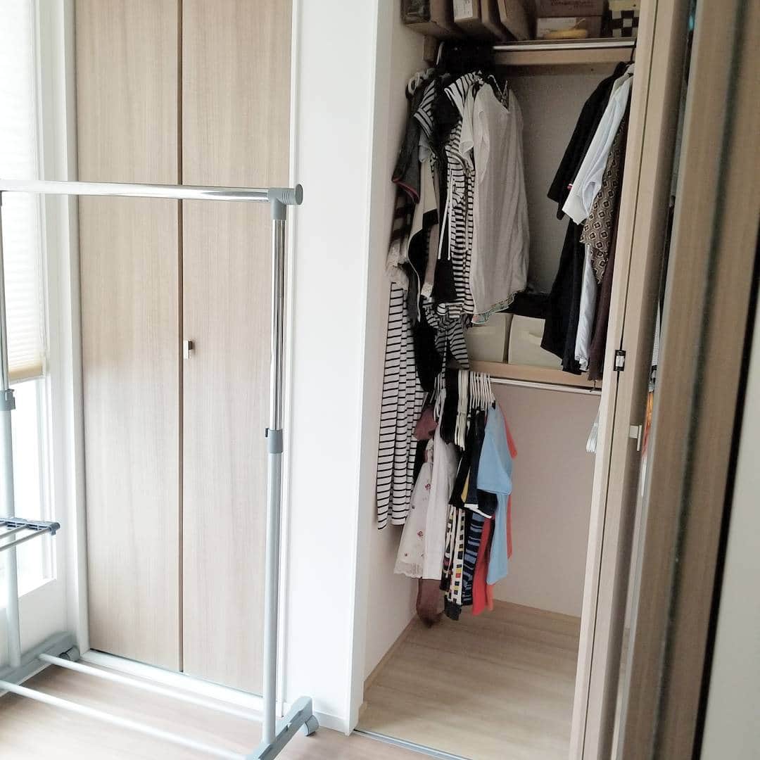 koyukkuma 一条工務店さんのインスタグラム写真 - (koyukkuma 一条工務店Instagram)「• • 洗濯室。兼物置。 • 今日は生活感満載な写真ですんまへーん🙏 • 我が家の洗濯室紹介です。 約3畳で 左側の扉がロスガード、 右側の扉が収納です。 • 乾いた洗濯物の一時置きや洗濯グッズの収納のつもりで作りました。 • が、ここに乾いた服をハンガーのまま吊って、ボトムスはチラッと見えてる収納ケースにちょい置きの日々。 • シーズン終わりにまとめて各部屋に収納、次のシーズンの服が日々の洗濯でここに増えていくっていう方式。 • 毎日の洗濯の度に各部屋にしまいに行けばいいんやけど、ズボラ主婦だもんで(笑) 一時置きしてたらみんなここから取るようになったから、みんながみんなこの方式で納得💧 • もはや家族全員ズボラです。 ズボックマ一家🐻 • ハンガーで干してハンガーのままクローゼットに収納…………ズボラ………いや、誰か時短って呼んでーー💦💦 • シワにならんし服探しやすいよ？ …………ね？？いいっしょ😍 • • 2枚目は洗濯室全体。 掃除機や排気フィルター掃除用の脚立(BBAに優しい洗濯カゴ置きも兼ねてる！)もここに置いてます。 • 家族5人の洗濯物、ナメたらアカンわー………この部屋いっぱいに毎晩干してます💧 • • 毎朝洗濯物たたみますが、今日は朝から長男のスイミングで水着と末っ子おしっこ横漏れしたのでシーツ洗濯したので干してます。 • • 作ってよかった洗濯室の紹介でしたー！ • 脚立、冷感シーツは楽天ROOMにのせてます😊 • #一条工務店#アイスマート#ismart#マイホーム#インテリア#シンプルインテリア#ナチュラルモダン#洗濯#洗濯物#洗濯室#ランドリールーム#整理整頓#収納#ロスガード#物置#除湿器#扇風機#ズボラ主婦 #楽天#楽天ROOM やってます #時短 と#ズボラ は紙一重。」8月7日 12時43分 - kumasan_ismart