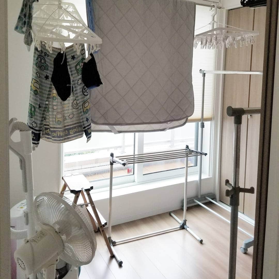 koyukkuma 一条工務店さんのインスタグラム写真 - (koyukkuma 一条工務店Instagram)「• • 洗濯室。兼物置。 • 今日は生活感満載な写真ですんまへーん🙏 • 我が家の洗濯室紹介です。 約3畳で 左側の扉がロスガード、 右側の扉が収納です。 • 乾いた洗濯物の一時置きや洗濯グッズの収納のつもりで作りました。 • が、ここに乾いた服をハンガーのまま吊って、ボトムスはチラッと見えてる収納ケースにちょい置きの日々。 • シーズン終わりにまとめて各部屋に収納、次のシーズンの服が日々の洗濯でここに増えていくっていう方式。 • 毎日の洗濯の度に各部屋にしまいに行けばいいんやけど、ズボラ主婦だもんで(笑) 一時置きしてたらみんなここから取るようになったから、みんながみんなこの方式で納得💧 • もはや家族全員ズボラです。 ズボックマ一家🐻 • ハンガーで干してハンガーのままクローゼットに収納…………ズボラ………いや、誰か時短って呼んでーー💦💦 • シワにならんし服探しやすいよ？ …………ね？？いいっしょ😍 • • 2枚目は洗濯室全体。 掃除機や排気フィルター掃除用の脚立(BBAに優しい洗濯カゴ置きも兼ねてる！)もここに置いてます。 • 家族5人の洗濯物、ナメたらアカンわー………この部屋いっぱいに毎晩干してます💧 • • 毎朝洗濯物たたみますが、今日は朝から長男のスイミングで水着と末っ子おしっこ横漏れしたのでシーツ洗濯したので干してます。 • • 作ってよかった洗濯室の紹介でしたー！ • 脚立、冷感シーツは楽天ROOMにのせてます😊 • #一条工務店#アイスマート#ismart#マイホーム#インテリア#シンプルインテリア#ナチュラルモダン#洗濯#洗濯物#洗濯室#ランドリールーム#整理整頓#収納#ロスガード#物置#除湿器#扇風機#ズボラ主婦 #楽天#楽天ROOM やってます #時短 と#ズボラ は紙一重。」8月7日 12時43分 - kumasan_ismart