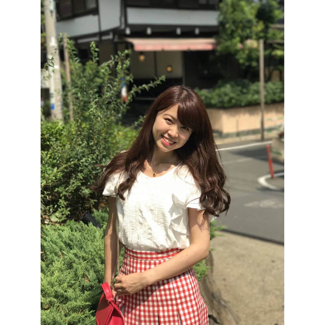 福岡真菜のインスタグラム：「こんにちは❤️(横にスライドして下さい😊) 1枚目ちょっと眩しそう笑  お気に入りのスカートとバックで友人に写真を撮ってもらいました👗✨ 他の写真も選べなくて、もっと載せたくなっちゃいます😂笑  #gakushuin #ミスコン #代官山 #ギンガムチェック #赤 #holiday #lunch」