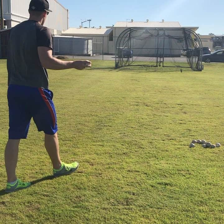 ドリュー・ネイラーのインスタグラム：「Arm is coming along nicely. Building are strength. Getting stronger. Only been throwing  for 2 months. Very surprising how far a long I am. 👍🏻💪」