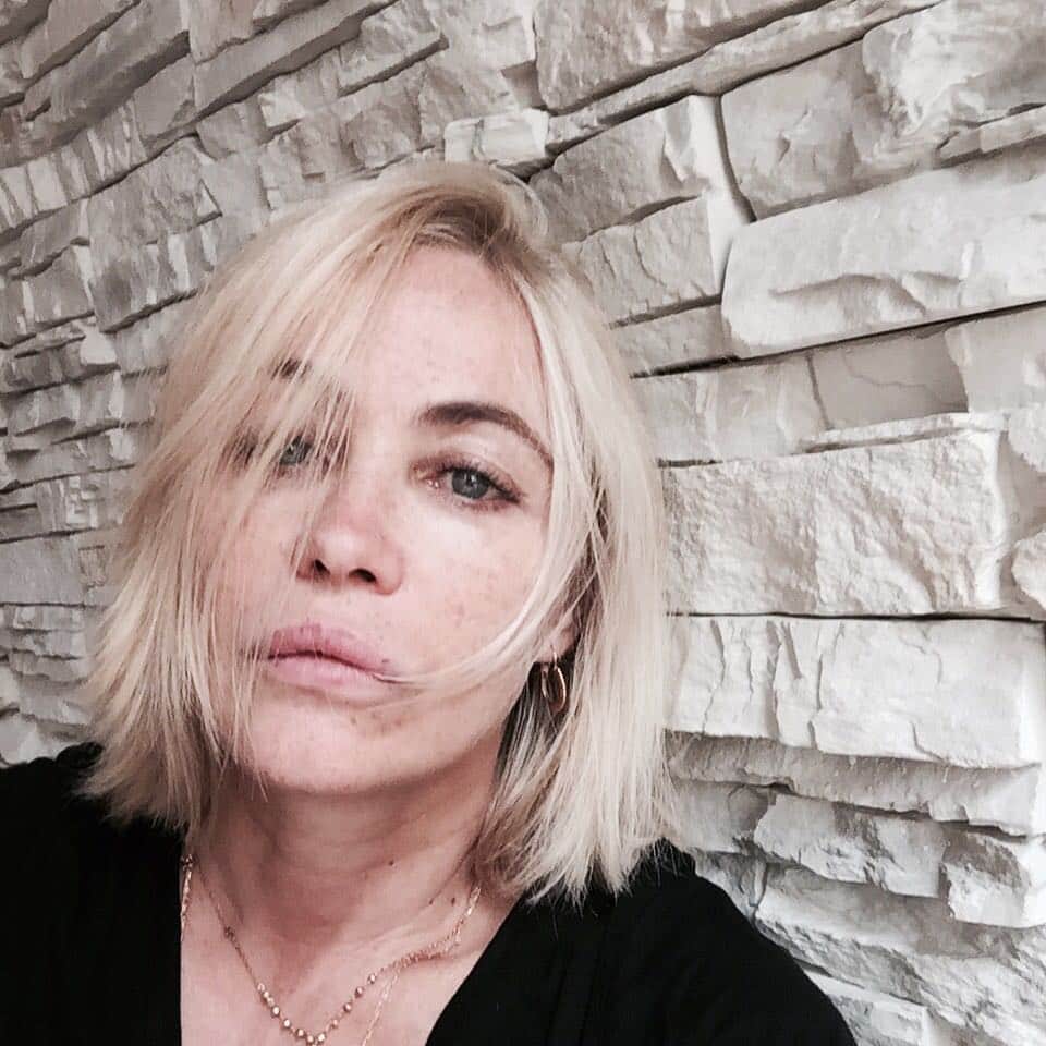 エマニュエル・ベアールのインスタグラム：「#haveagreatweek 🦋J-3#holidays 🙏🏻🚀#emmanuellebeart」