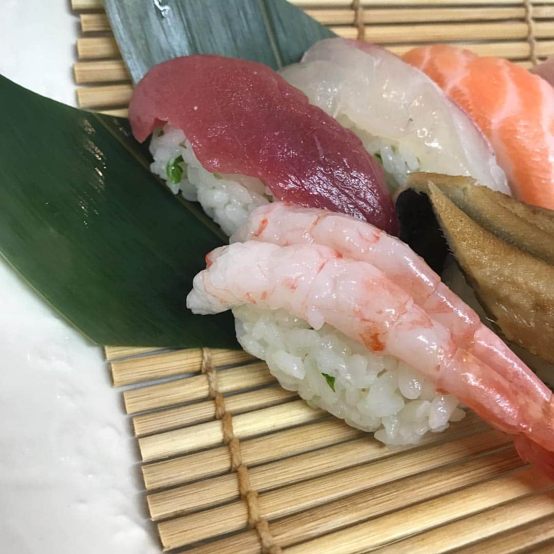 魚富商店 北浜店のインスタグラム：「今日わぁ！魚富商店ですっ！(*´ω｀*)本日は台風接近！気をつけて下さいねぇ！本日はキャンペーンのご案内ですっ！先鋒、中堅、大将の内の大将をご案内っ！緑色のシャリで握ってますっ！中々パンチ効いてますっ！つーんと効いた山葵でご堪能してみて下さいっ！(*´ω｀*) #魚富  #魚富商店  #マグロ  #鮮魚  #親父ギャグ  #飲み放題 #飲み放題プラン  #北浜 #淀屋橋 #居酒屋 #宴会 #宴会コース  #寿司 #すぎる #道場 #すぎる道場」