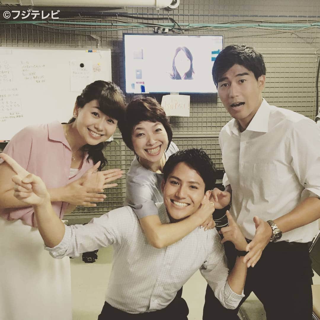 フジテレビ「とくダネ！」のインスタグラム：「本日とくダネ！デビューの新人アナウンサー安宅晃樹(あだけ・こうき)くんはどうやらイジられ上手なもよう(^^) さて、#どんなセリフが合うでしょう？ #平野早苗 #山中章子 #内野泰輔 #安宅晃樹 #新人 #とくダネ大喜利 #大喜利 #とくダネコーデ #ファッション #コーディネート #今日のコーデ #アナウンサー #リポーター #プレゼンター #2017 #8月7日 #月曜日 #とくダネ #tokudane #フジテレビ #fujitv 170807」