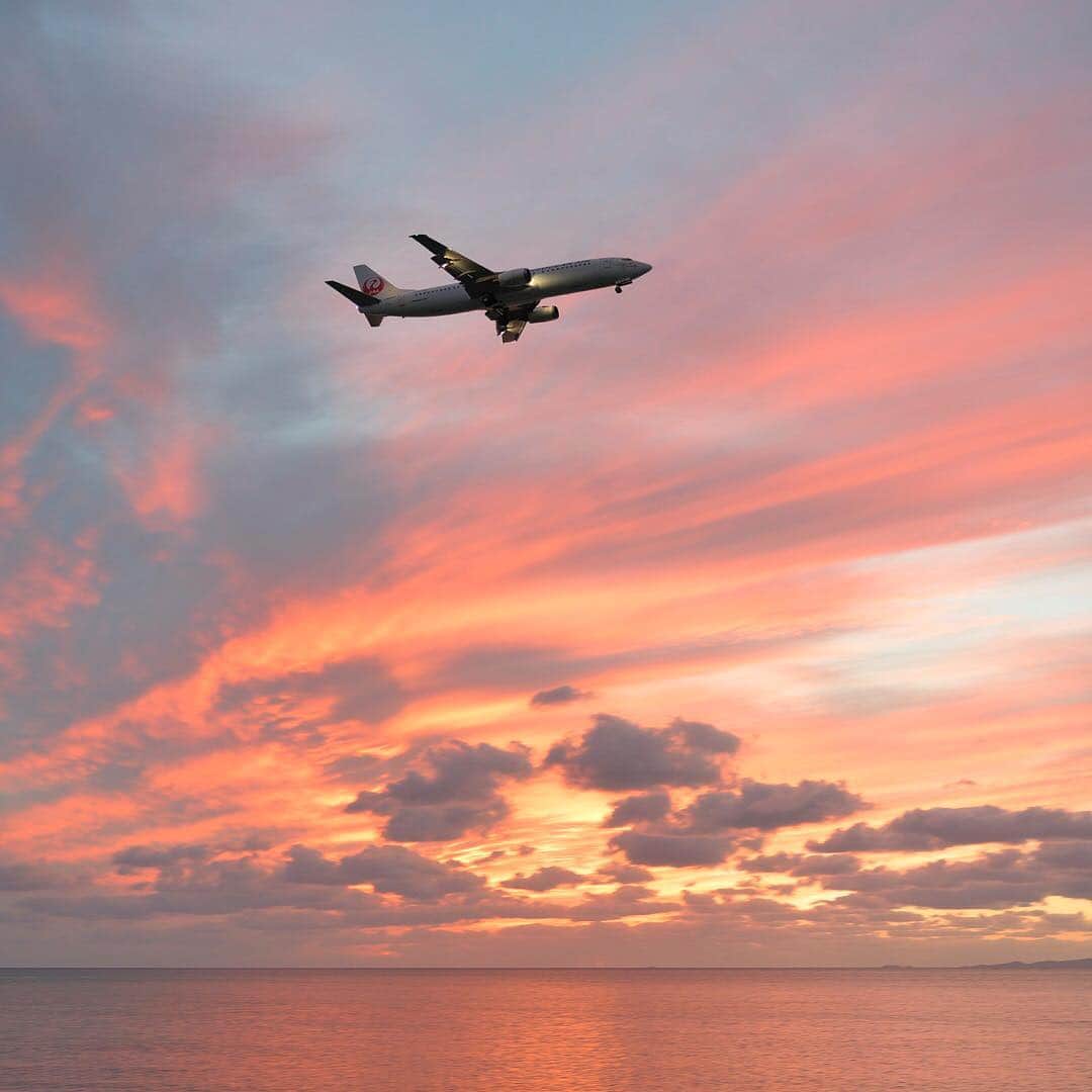 JALさんのインスタグラム写真 - (JALInstagram)「Magical view💫 .📸by Hiroyuki SANNO #飛行機 #空 #雲 #okinawa #airplane #sky #pink #pinkysky  #aviation #japan #JAL #FlyJAL #JapanAirlines」8月7日 18時47分 - japanairlines_jal