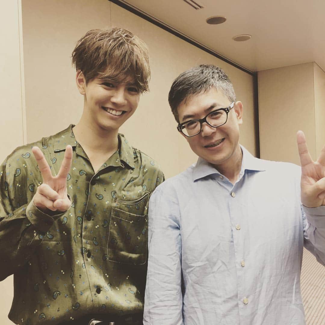 兄に愛されすぎて困ってますのインスタグラム：「＼今日もお疲れ様でした！／ 癒しの、お兄と監督2ショット。  #兄こま」