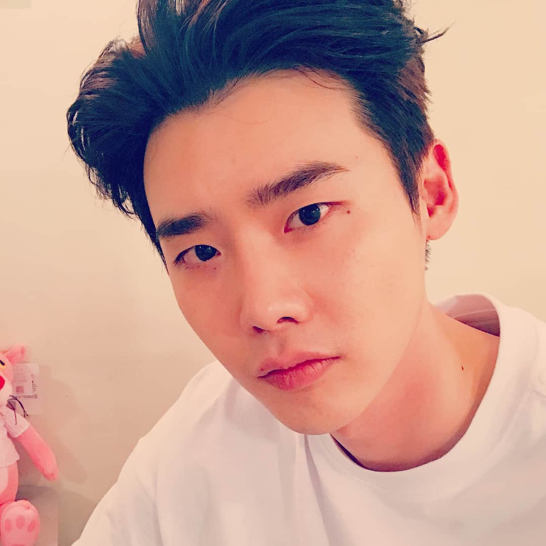 イ・ジョンソクさんのインスタグラム写真 - (イ・ジョンソクInstagram)「✌️」8月7日 21時43分 - jongsuk0206