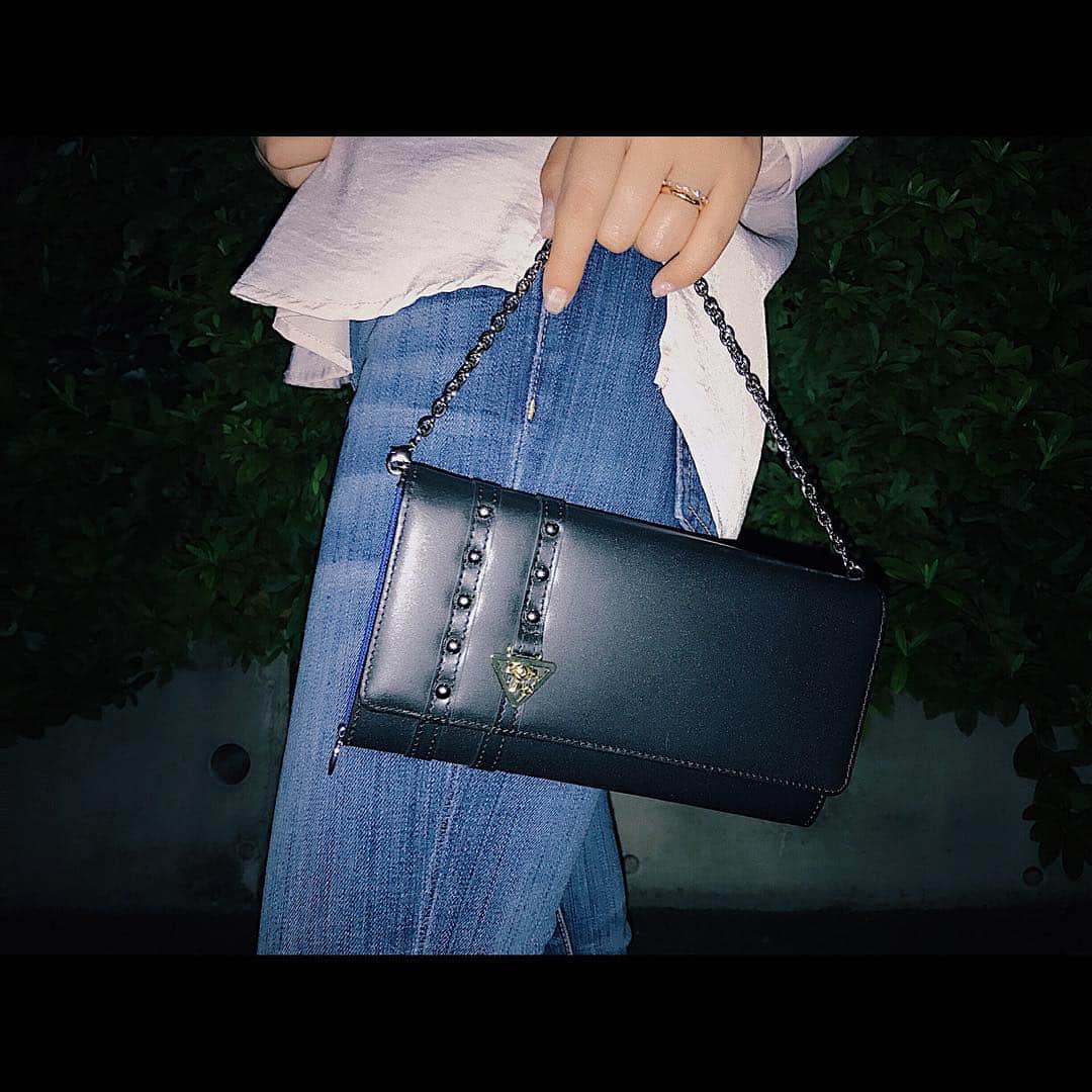SuperGroupiesのインスタグラム：「. プレゼントキャンペーン実施中🎁✨ . . #wallet / 武藤遊戯 モデル長財布  遊☆戯☆王デュエルモンスターズ ￥12,800 + 税 . 「遊☆戯☆王デュエルモンスターズ」より武藤遊戯をイメージしたデザインの長財布✨ . 遊戯が首に巻いているチョーカーをイメージした、スタッズを打ち込んだベルトのデザインに、千年パズルをモチーフにしたプレートがポイント💡 . 取り外し可能なシルバーのチェーンは、千年パズルの鎖をイメージしたもの。 チェーンを外してシンプルにお使い頂くことも、チェーンを付けて身軽にランチ等への外出にもぴったりです。 内装の配色は制服をイメージしたネイビー。 収納ポケットや仕切りが多いので、機能性もばっちりな使いやすい財布です。 . こちらのアイテムを【1名様】にプレゼントいたします🎁✨ （撮影の色味と若干の差がありますことをご了承くださいませ） . 応募条件はこちら👇 . こちらのアカウントを ✔️フォロー ✔️いいね 💬この投稿にコメント . モデル着用品ですので事前にご了承頂ける方のみご応募ください⚠️ 当選者にはDMを送らせていただきます💡 （詳しい商品情報はプロフィールTOPから公式サイトをご確認ください） . 締め切りは8/12 12:00まで💨 たくさんのご応募をお待ちしてます✨✨ . . 商品詳細はTOPのURLから公式サイトへGO🔜 . #supergroupies#monday#ootd#coordinate#anime#japaneseanime#bag#スーパーグルーピーズ#アニメ#アニメコラボ#コラボグッズ#ファッションにアニメを#月曜日#アイナナ #i7 #IDOLiSH7 #アイドル #MEZZO #miss you #マネージャーさん#ヘアアクセサリー#ヘアアイテム#遊戯王 #チョーカー #千年パズル #伝説の決闘王#財布#チェーン財布#ウォレット」