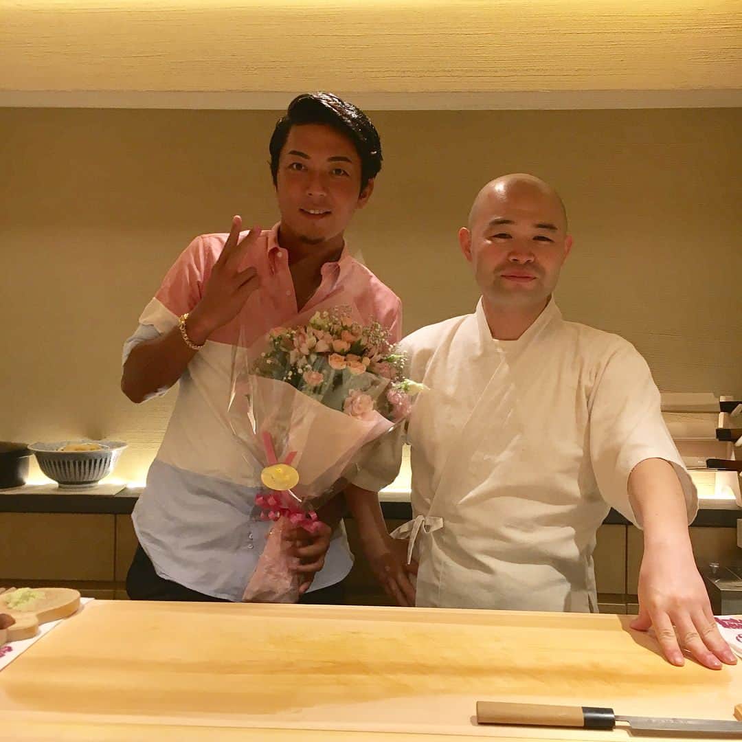 鈴木あやさんのインスタグラム写真 - (鈴木あやInstagram)「10年の仲の元祖渋谷ファミリーで はやにゃんへ感謝の気持ちを込めて 【鮓ふじなが】でお祝いしました🥂💖 あったかい気持ちになれるお店で大好きなメンバーと幸せな時間を過ごせました😌✨ はやにゃんいつもありがとう。💋 @shibuya_428 #shibuya #family #sushi #dinner #happy #smile #love #thankyou #渋谷 #元祖 #ファミリー #池田隼人 #大切すぎる人 #大好き #❤️」8月7日 23時41分 - techitechiaya
