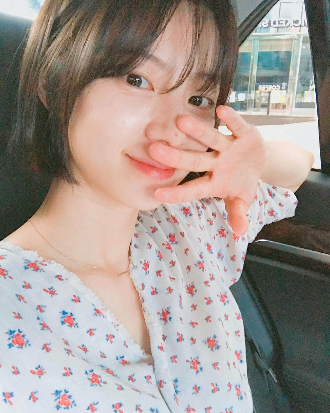 パク・スジンのインスタグラム：「점점 짧아지는 단발머리♡  #에이바이봄#하나쌤#연수잘다녀와#4개월버팀용숏단발」