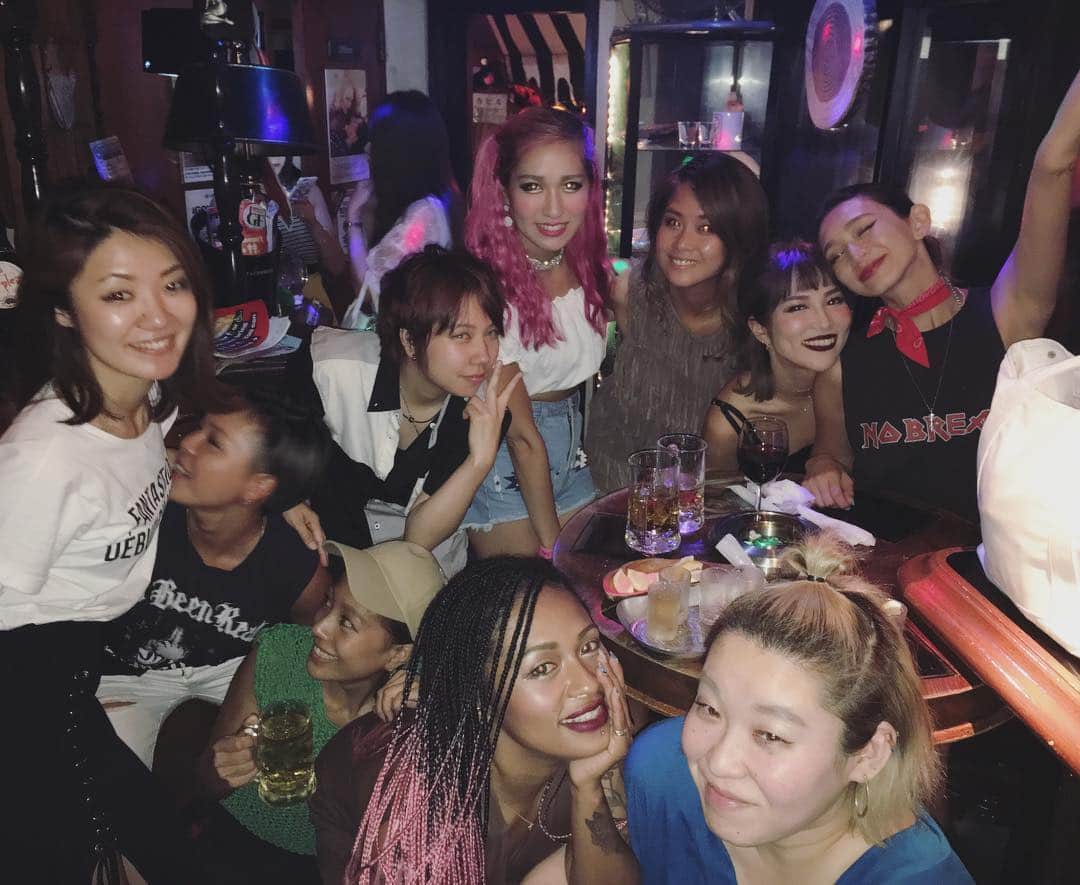 のインスタグラム：「月曜から夜更かしな人たち☺️🍾みんなでハッピーをシェアしました❤️🙌 #love」