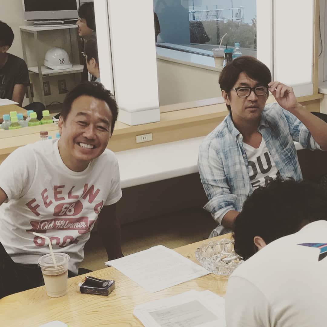 岡村隆史さんのインスタグラム写真 - (岡村隆史Instagram)「ちゃんと2人並んで打ち合わせする元バカルディさん」8月8日 10時41分 - okamuradesu