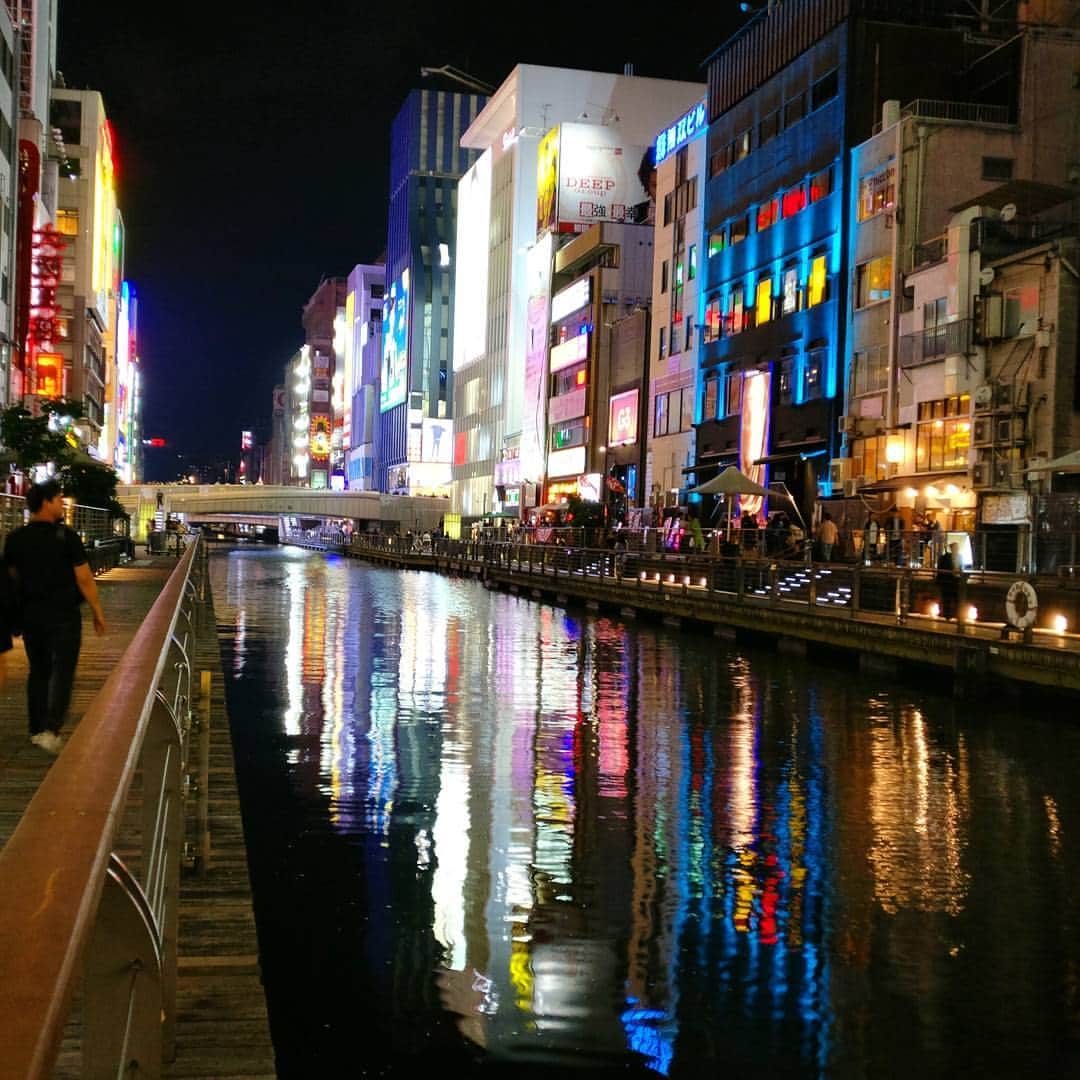 ニックのインスタグラム：「A stroll along Dotonbori. #japan #osaka #travel #日本 #大坂 #イギリス人 #イギリス」