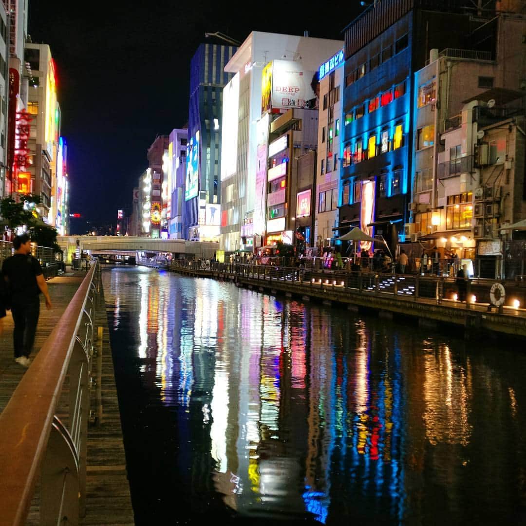 のインスタグラム：「A stroll along Dotonbori. #japan #osaka #travel #日本 #大坂 #イギリス人 #イギリス」