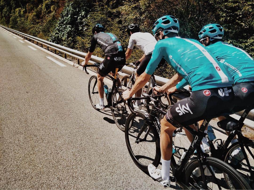 ケビン・シストロムのインスタグラム：「Today on vacation I met @chrisfroome, the winner of this year's Tour de France, for a training ride. Although I've been cycling quite a bit it was challenging just to keep up on the descents! It was massively fun and I can't thank them enough. Good luck at the @lavueltaaespana guys!  Photo: @cjwurf ✌🏻」