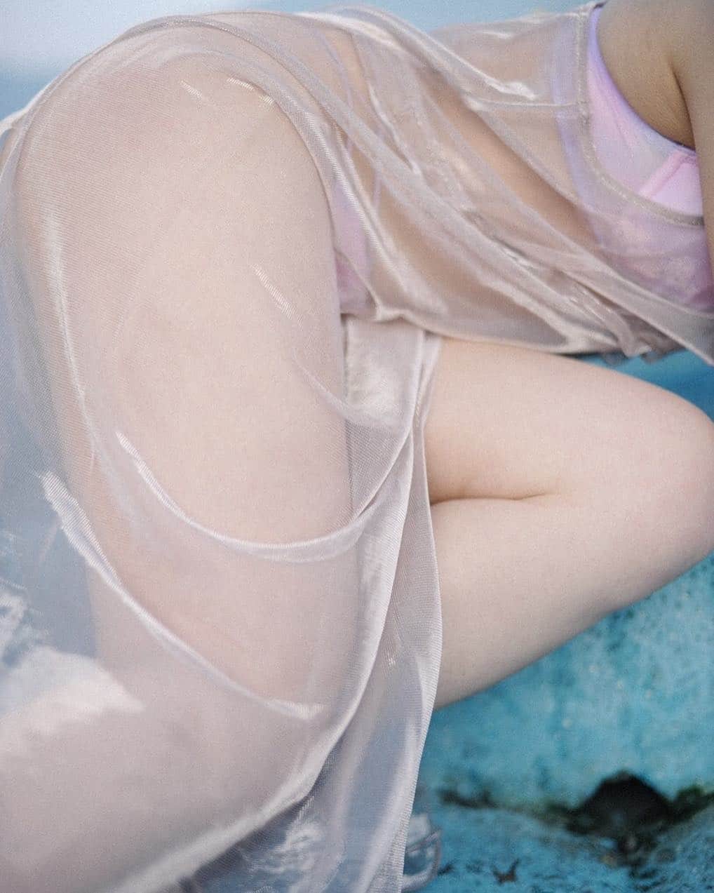 花盛友里のインスタグラム：「最&高な、おみ足。 . ※おみ足とは、他人の足を敬って言う言葉。 だって！どんだけ日本語って美しいの。他人の足まで気遣うとは！！ . . . Shooting for @ravi.me . . #脱いでみた #photographer #portrait #japanese #japan #花盛友里 . . Special thanks to @st.koizumi_akane @souman_natsuko @misatoy @yukokagami @ki45m @ravijour_official」