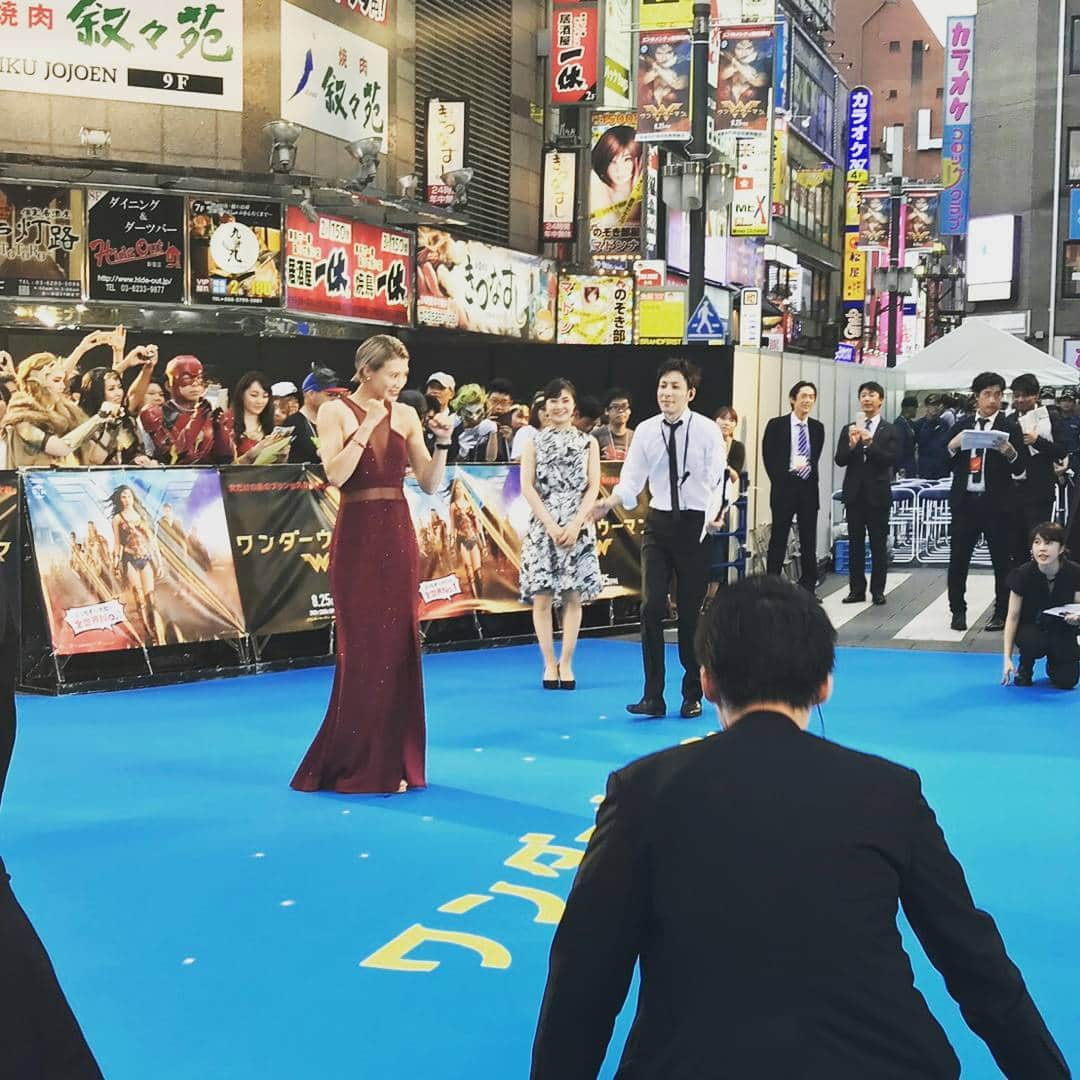 高野人母美さんのインスタグラム写真 - (高野人母美Instagram)「#ワンダーウーマン　#アンコキーヌ　#時計　#dress　#おしゃれ　#watch #wanderwoman #movie　#redcarpet　#映画　#aya さん #村上佳菜子　さん#miss #finalist　#強い女性　#特殊能力　#Hollywood　#event　#8 #redcarpets #  レッドカーペット歩きました💖💖💖」8月8日 18時58分 - tomomitakano7