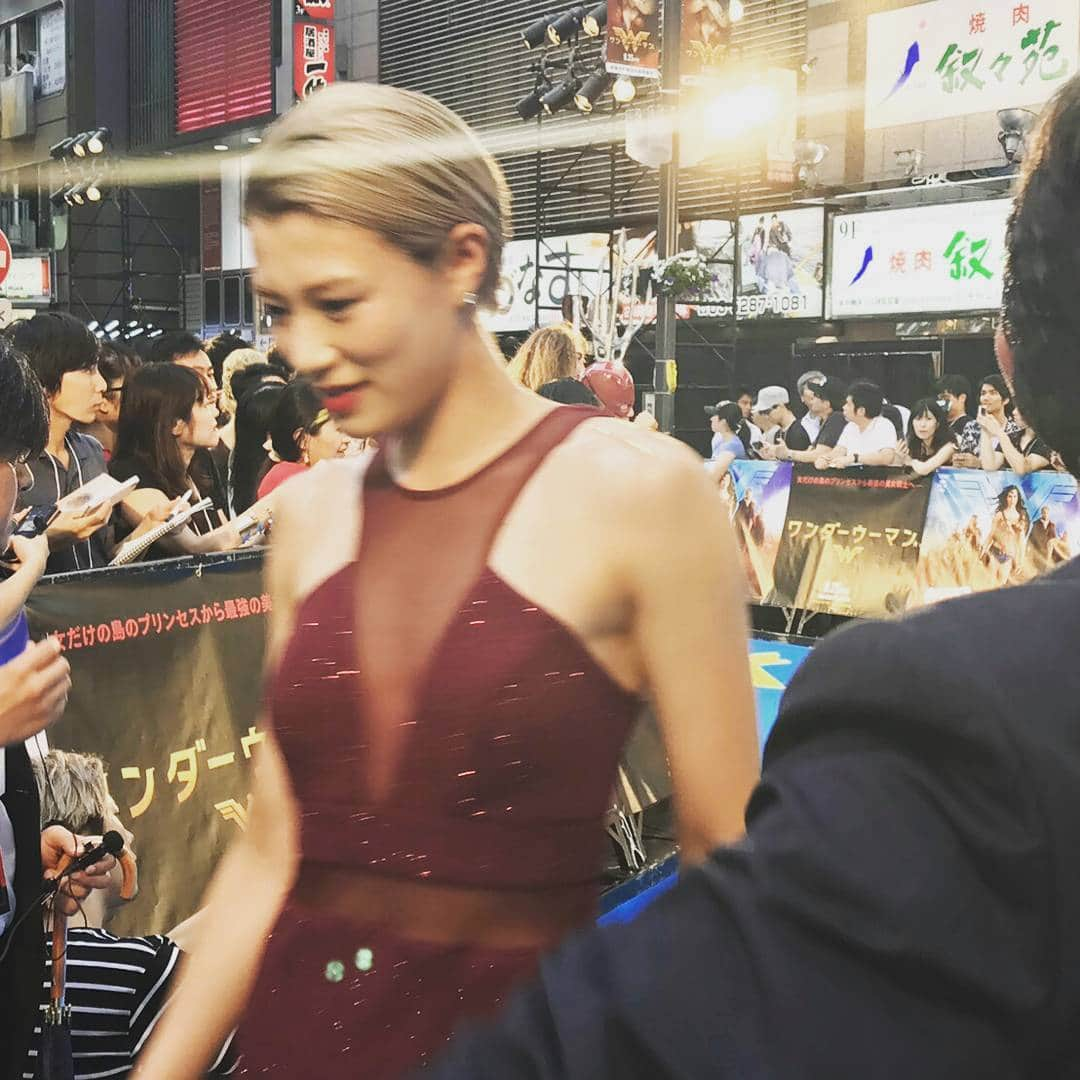 高野人母美さんのインスタグラム写真 - (高野人母美Instagram)「#ワンダーウーマン　#アンコキーヌ　#時計　#dress　#おしゃれ　#watch #wanderwoman #movie　#redcarpet　#映画　#aya さん #村上佳菜子　さん#miss #finalist　#強い女性　#特殊能力　#Hollywood　#event　#8 #redcarpets #  レッドカーペット歩きました💖💖💖」8月8日 18時58分 - tomomitakano7