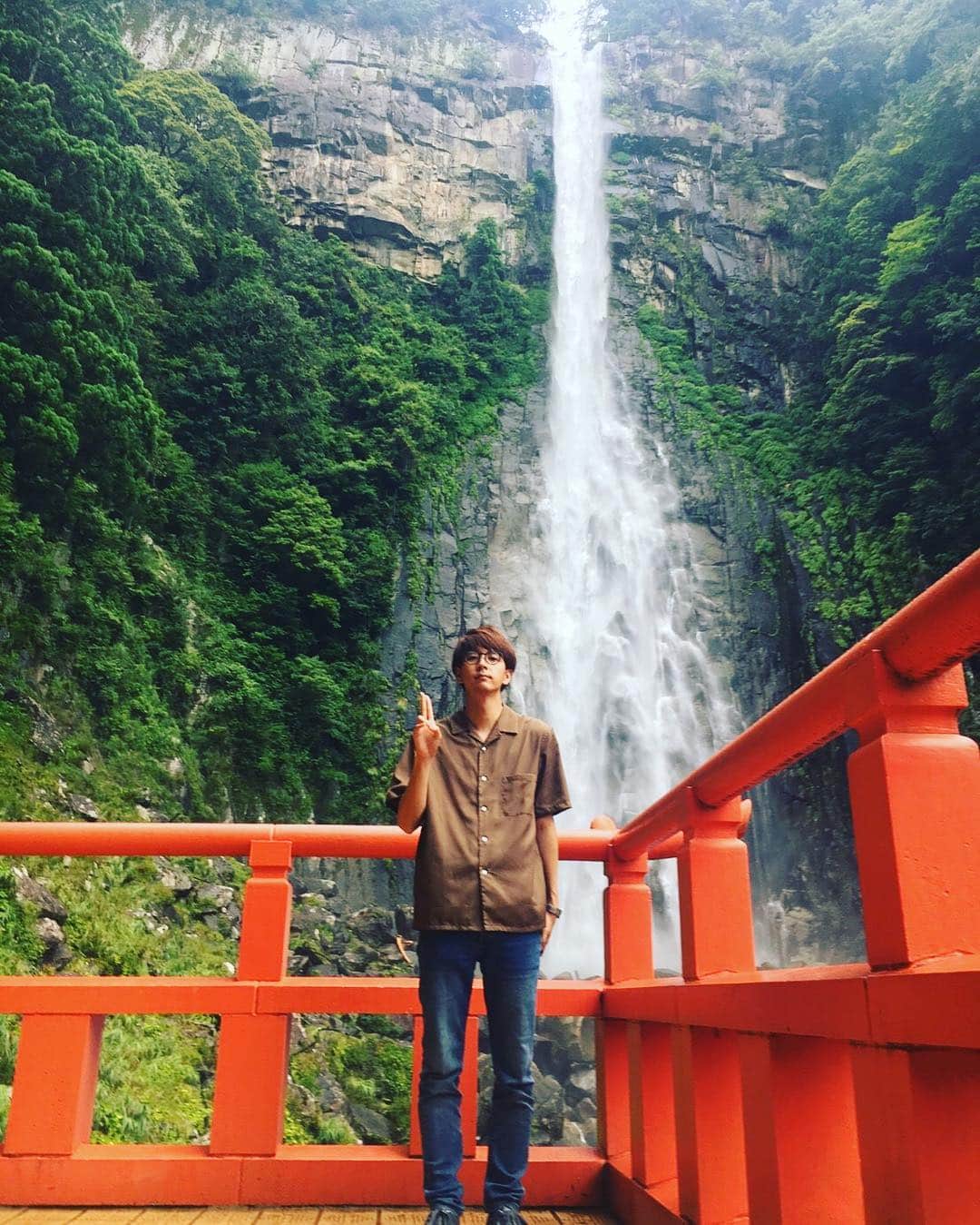 のインスタグラム：「那智の滝とあたくし。 ※この画像を携帯の待受にしたら彼氏、彼女ができるとか、できないとか、やっぱりできるとか、できたけど3日でフラれるとか、できそうやったけどやっぱりできないとか、一生独り身だとか、来世も期待できないだとか、諸説あるとかないとか。」