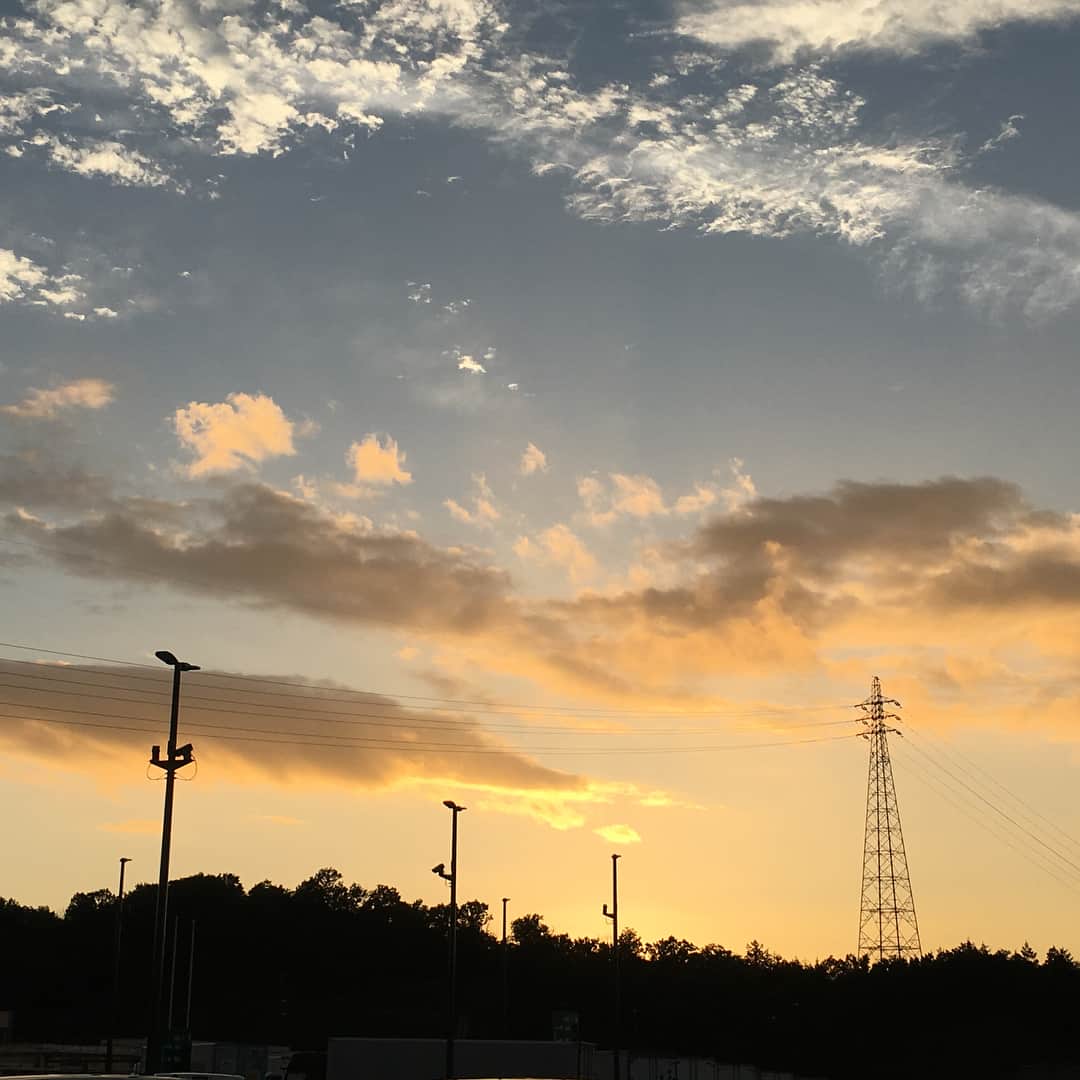 MANA（宮本茉奈）さんのインスタグラム写真 - (MANA（宮本茉奈）Instagram)「. 車降りる時の空、と 車乗る時の空 . 10分でこんなに違う 常に変わり続けたいね 常に輝いていたいね ☺︎ . #now #sky #photo #photobyiphone #iphone6s #love #skystagram #大阪春夏秋冬 #しゅかしゅん」8月8日 19時14分 - ssfwmana