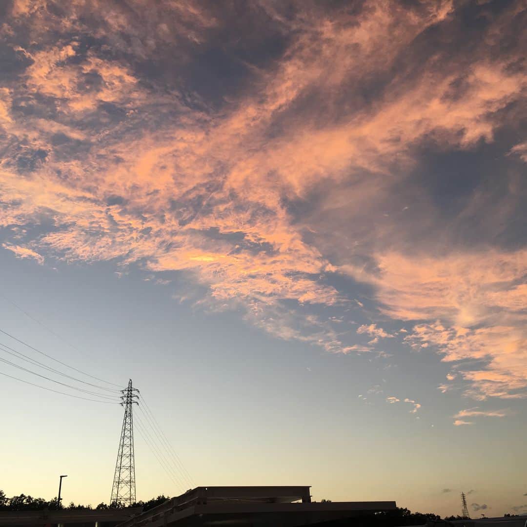 MANA（宮本茉奈）さんのインスタグラム写真 - (MANA（宮本茉奈）Instagram)「. 車降りる時の空、と 車乗る時の空 . 10分でこんなに違う 常に変わり続けたいね 常に輝いていたいね ☺︎ . #now #sky #photo #photobyiphone #iphone6s #love #skystagram #大阪春夏秋冬 #しゅかしゅん」8月8日 19時14分 - ssfwmana
