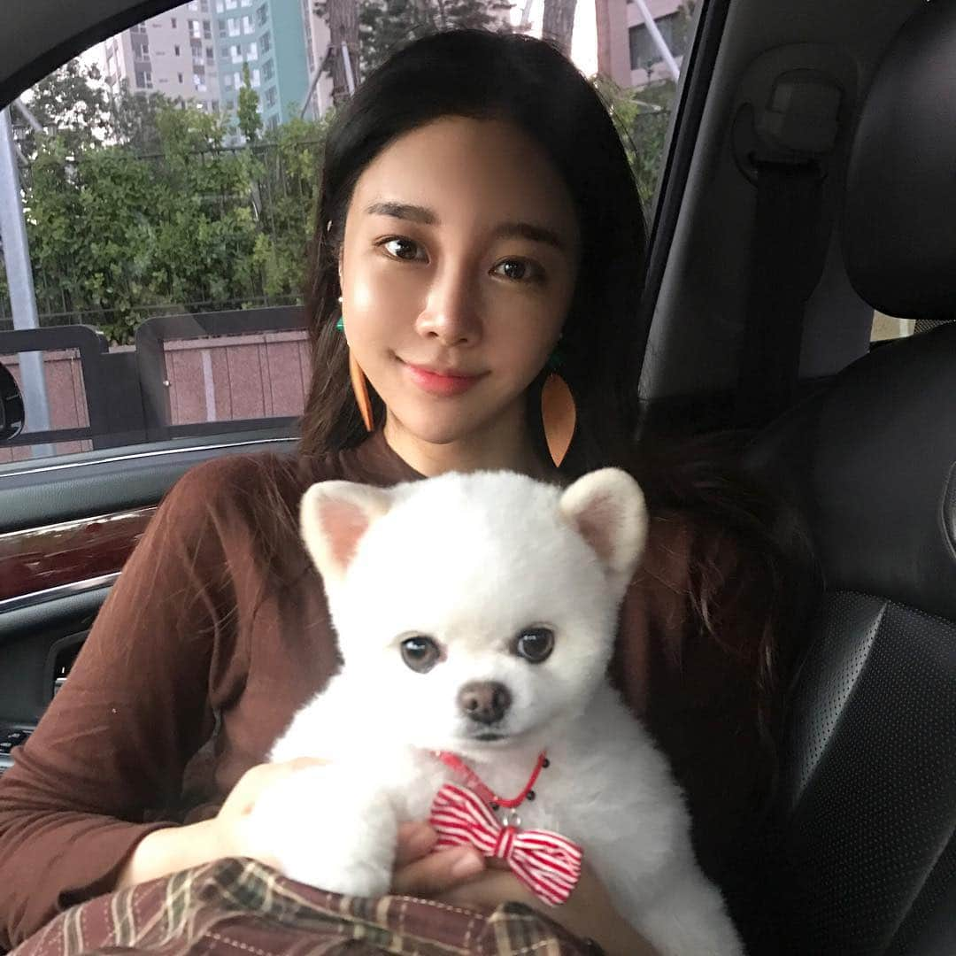 チョ・ミニョンさんのインスタグラム写真 - (チョ・ミニョンInstagram)「자꾸 움직이는 해인이 겨우 찍었다 내가 안고 있을 때 해인이 표정이 이렇구나 괘씸한놈 😡 #개주인#아니고#사람주인#해인이」8月8日 19時39分 - xxjominxx