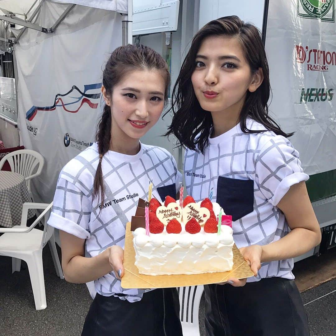 muse_teamstudieさんのインスタグラム写真 - (muse_teamstudieInstagram)「Happy birthday two of you🎂✨咲耶(7/13)&莉楠(8/4) チームのみんなとファンの方々でサプライズでお祝いをしました✨ . 👉🏻Team studie恒例の顔面ケーキを荒さんが2人にしようとするものの、うまくかわされ顔面ケーキは不発に終わりました😆👏🏻 3枚目の写真のケーキが少しズレているのと咲耶の指にクリームが付いているのはその証です😂 . ふたりにとってステキな１年になりますように…✨ . #muse2017 #7muse #bmw #m6 #bmwmuse #bmwteamstudie  #teamstudie #studieag #teamstudiemuse #studiemuse #supergt2017 #supergt #FSW #sabonjapan #大里莉楠  #畑井咲耶 #初音」8月8日 11時22分 - muse_teamstudie