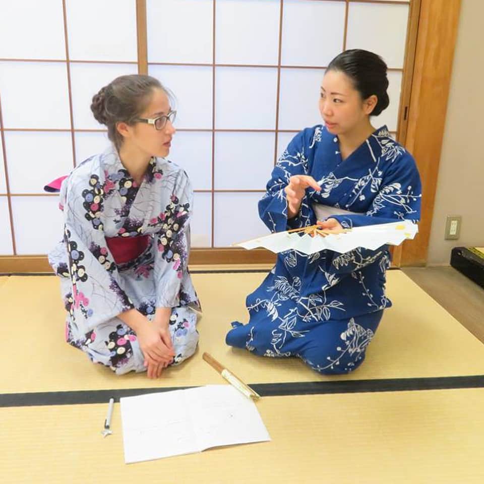 神戸学院大学さんのインスタグラム写真 - (神戸学院大学Instagram)「ロシア🇷🇺のニジノ・ノヴゴロド国立言語大学🏫からやってきたインターンシップ生、タンジリャー・ギリムトディーノワさんが「伝統文化 日本舞踊親子教室」（桃宗蓮和家元主催）👘に通っています‼️ 教室では、約30人の子供👦🏻👧🏻たちが日本舞踊の基本所作をはじめ、舞台用語、着付け👘、三味線、行儀作法まで習っており、同流派の名取「桃宗秀和」でもある栄養学部４年次生、山村公美さん(写真右)が指導の助手をしています✨🤓✨ タンジリャーさんは、「日本文化を直に学べるのは非常に貴重な機会です。再来日する機会があれば、引き続き桃宗先生のところで日本舞踊を学びたい」と話しています。 #神戸学院大学 #神戸学院 #インターンシップ #ロシア #ニジニノヴゴロド国立言語大学 #インターンシップ生 #日本舞踊 #栄養学部 #桃宗家蓮和家元主催 #日本舞踊親子教室 #舞台用語 #着付け #三味線 #行儀作法 #日本舞踊の基本所作 #日本文化 #kobegakuinuniversity #kobegakuin #fromrussia #internship #internshipstudent  #nihonbuyo #japaneseculture #kimono #shamisen #yukata #sensu #learningtraditionaldance #japanesetraditionaldance #collegestudent」8月8日 11時27分 - kobegakuin_university_koho