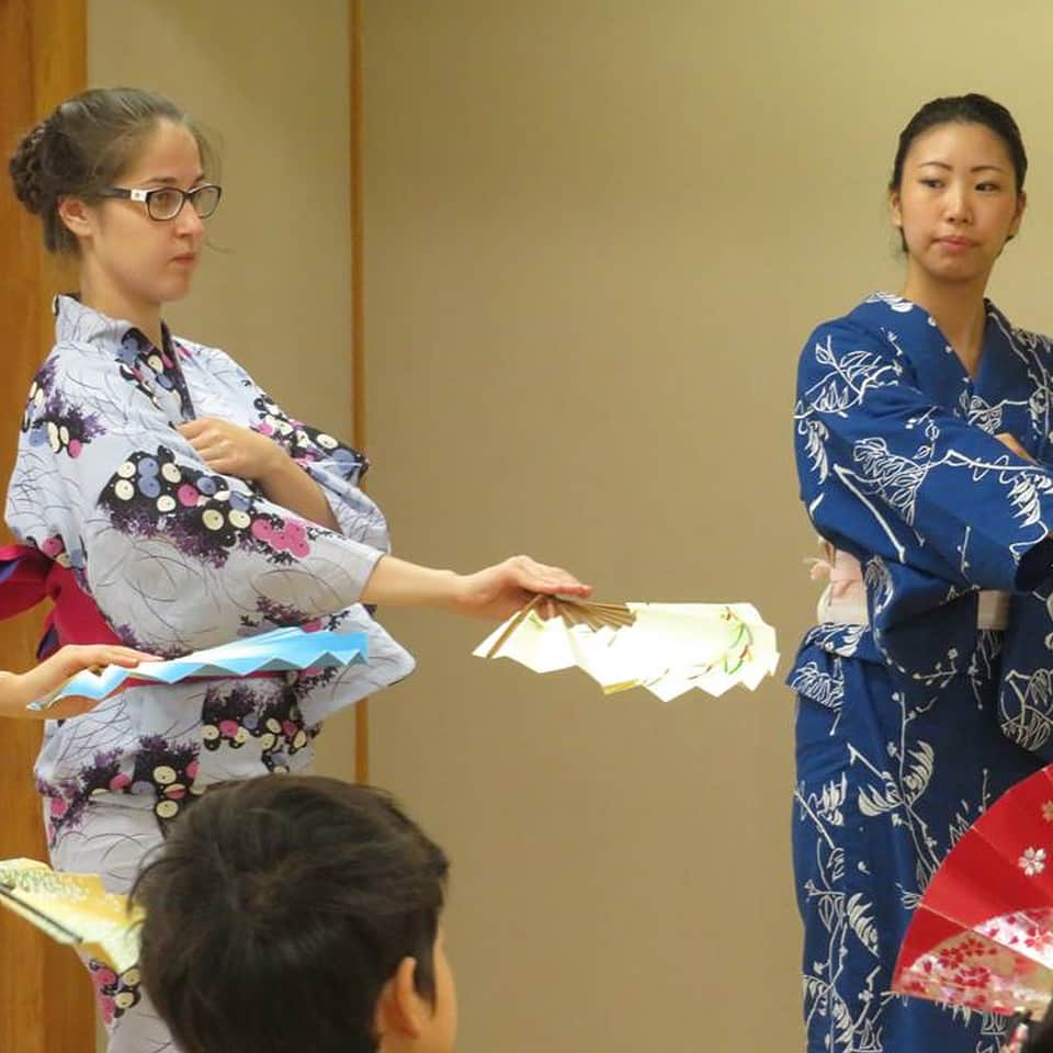 神戸学院大学さんのインスタグラム写真 - (神戸学院大学Instagram)「ロシア🇷🇺のニジノ・ノヴゴロド国立言語大学🏫からやってきたインターンシップ生、タンジリャー・ギリムトディーノワさんが「伝統文化 日本舞踊親子教室」（桃宗蓮和家元主催）👘に通っています‼️ 教室では、約30人の子供👦🏻👧🏻たちが日本舞踊の基本所作をはじめ、舞台用語、着付け👘、三味線、行儀作法まで習っており、同流派の名取「桃宗秀和」でもある栄養学部４年次生、山村公美さん(写真右)が指導の助手をしています✨🤓✨ タンジリャーさんは、「日本文化を直に学べるのは非常に貴重な機会です。再来日する機会があれば、引き続き桃宗先生のところで日本舞踊を学びたい」と話しています。 #神戸学院大学 #神戸学院 #インターンシップ #ロシア #ニジニノヴゴロド国立言語大学 #インターンシップ生 #日本舞踊 #栄養学部 #桃宗家蓮和家元主催 #日本舞踊親子教室 #舞台用語 #着付け #三味線 #行儀作法 #日本舞踊の基本所作 #日本文化 #kobegakuinuniversity #kobegakuin #fromrussia #internship #internshipstudent  #nihonbuyo #japaneseculture #kimono #shamisen #yukata #sensu #learningtraditionaldance #japanesetraditionaldance #collegestudent」8月8日 11時27分 - kobegakuin_university_koho