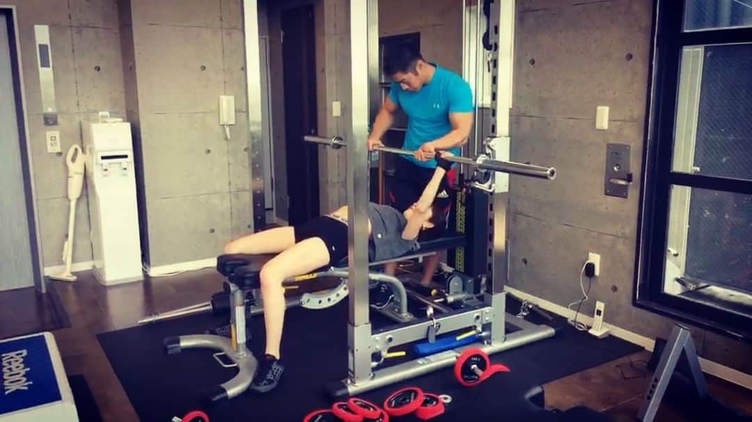 のインスタグラム：「昨日のオビトレ🏋️🏼‍♀️ 今日もオビトレ🏋️🏼‍♀️😂 . . #tihabit#オビトレ . #モデル#ママモデル#産後1年#bestbodyjapan#産後ダイエット#筋トレ女子#筋トレ#ジム#ベンチプレス#腹筋#産後#菊池瑠々#ベストボディスーパーモデルグランプリ #model#bbj#selca#Japanesegirl#workout#workoutgirl#tagsforlikes#followme#follow4follow#ig_japan#ig_girls#benchpress#gym#training」