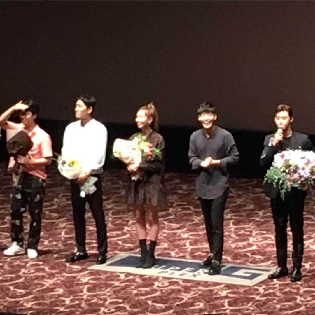 IUさんのインスタグラム写真 - (IUInstagram)「이거 아이컨택인가2  #청년경찰#강하늘#욱아.. (영화 보면서 정말 많이 웃었다!!)」8月8日 12時43分 - dlwlrma