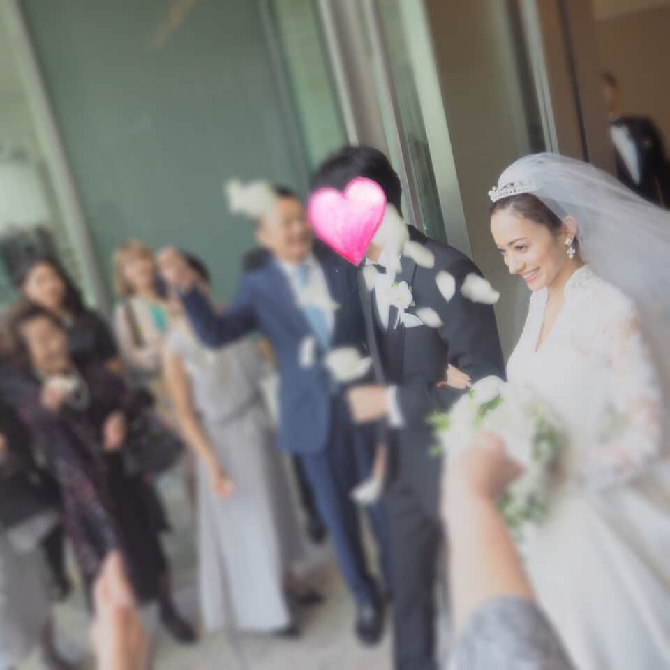 白石みきさんのインスタグラム写真 - (白石みきInstagram)「英玲奈の結婚式💖そして二次会へ💕 ✨ 花嫁姿のエレは本当に美しかった😭 女神様のように神々しいぐらい✨ ✨ エレはとても心優しくて思いやりのある女性。何度私はエレに救われたか。 ✨ 旦那様をそっと優しく支えるエレはすごく魅力的でみんなの憧れ✨❤️ ✨ 幸せな一夜をありがとう😍 おめでとう💖英玲奈😍💕💖 ✨ ✨ #英玲奈 #結婚式 #幸せ #ありがとう 💕#王様のブランチ #大切な仲間 #みんなに逢えて良かった😍」8月8日 20時43分 - miki_shiraishi1115