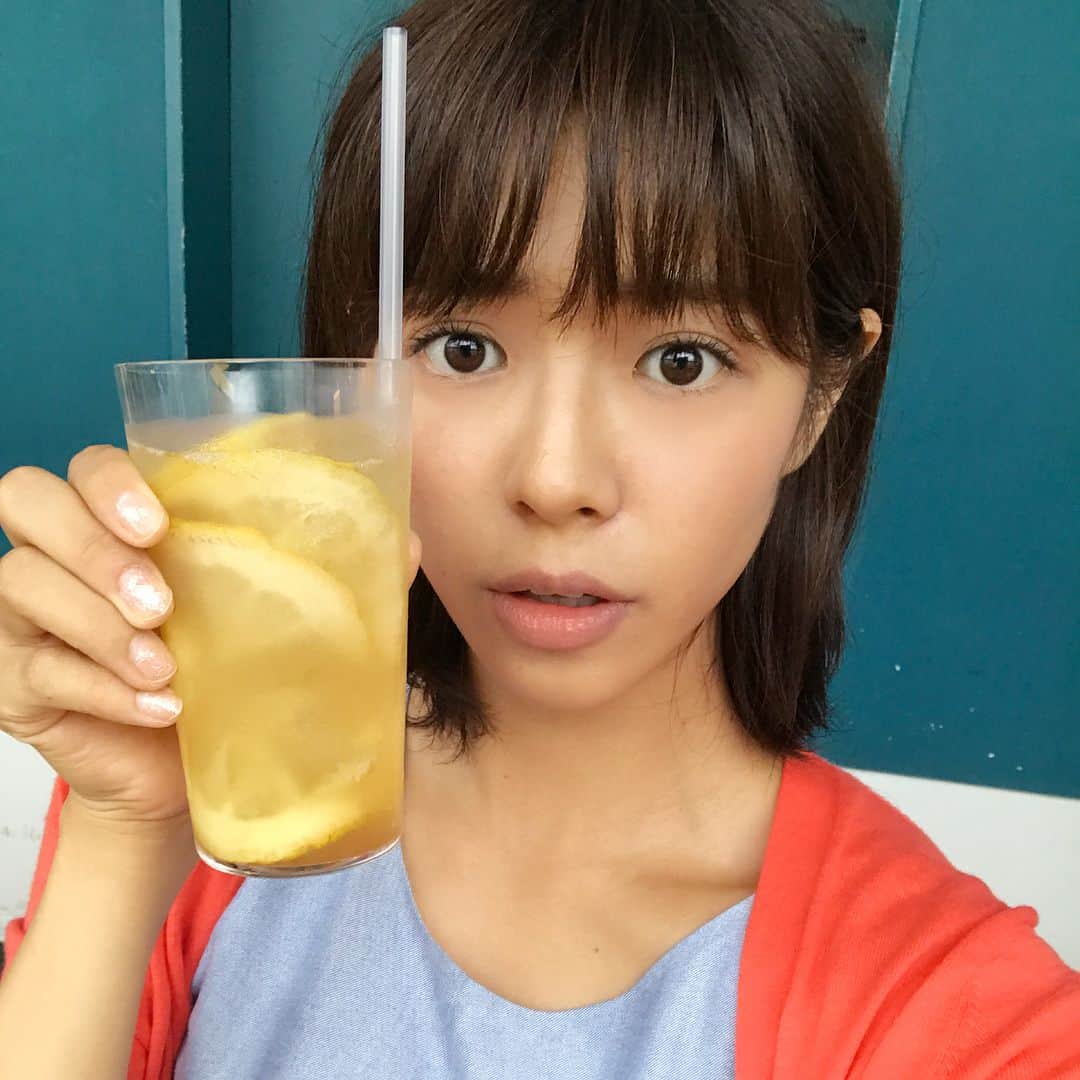 わちみなみのインスタグラム：「みてー(^o^) . レモンがぎっしり入ったスカッシュ🍋 . 超おいしい😍❗️ . メイクさんにおすすめされたRMKのマスカラあがるな〜🌸👁うふふ〜 . #わちみなみ #lemon #スカッシュ #リップ #とれてる😱笑 #まつげ #RMK #vocest」
