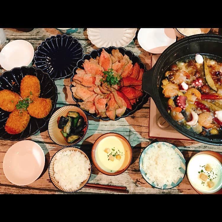 のインスタグラム：「#おうちごはん 野菜いっぱいアヒージョと、ローストビーフ、コーンスープetc作ったよ☺️❤️ 美味しかった🤤❤️ #アヒージョアンチョビ買うの忘れた #ニンニク多めに入れてなんとかできた  #ミキサー買ってからコーンスープばっかり作ってる #美味しい楽しい #cooking #つばさクッキング」