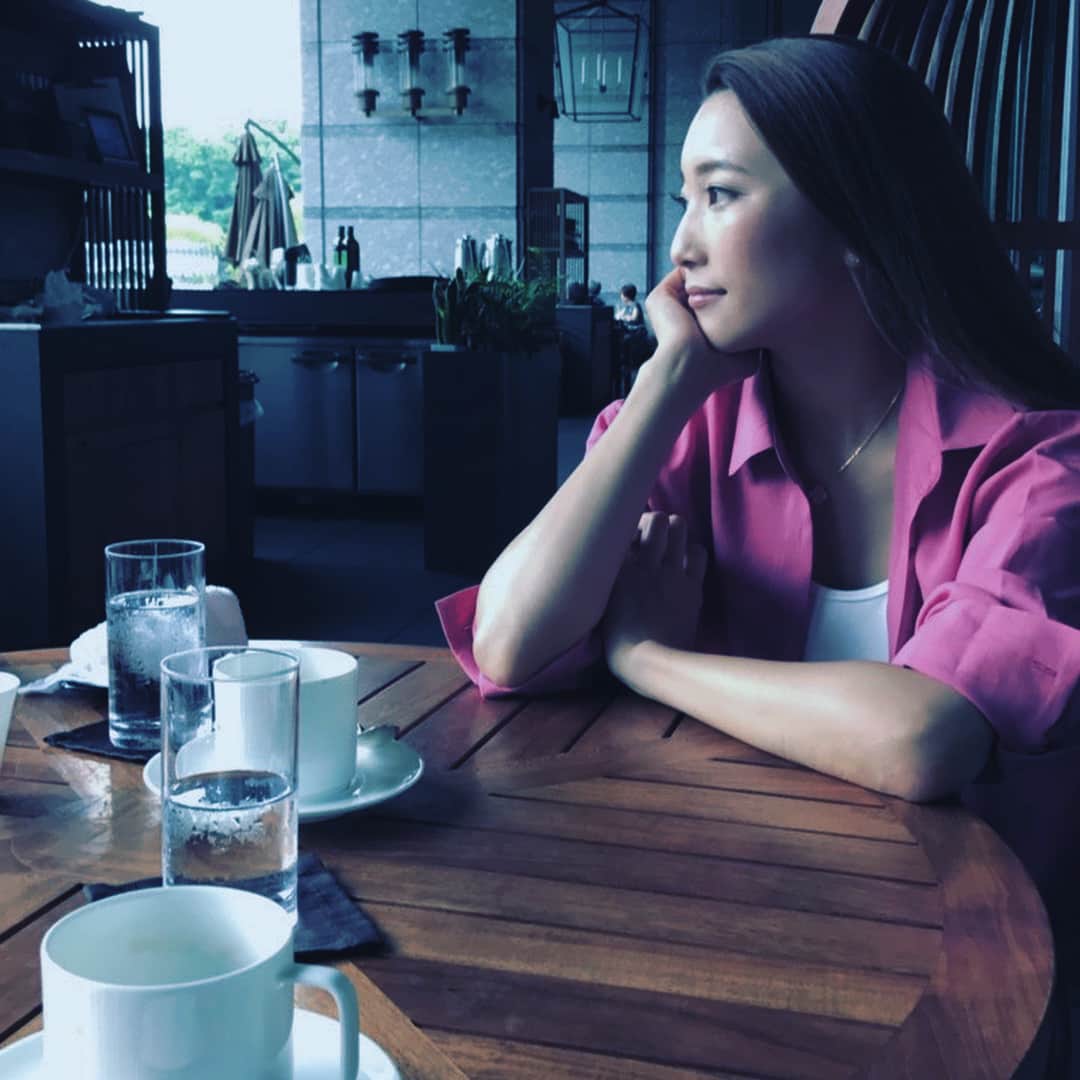 二瓶藍菜さんのインスタグラム写真 - (二瓶藍菜Instagram)「@yurie___m  親友くんと恒例の月1. Lunch MTG🍽🕊. . 皇居の周りにあるPaleceのテラス席は眺めが良くて大人な雰囲気で素敵でした❤︎ #palace #lunch  #mybestfriend  #いつも私好みのお店を予約してくれる #キャリアウーマン #会う度にグレードアップしている彼女 #私を完璧に解る人 #1歳からの親友  #27年の仲はただ1人 #イタリア楽しみ」8月8日 16時11分 - aina.17