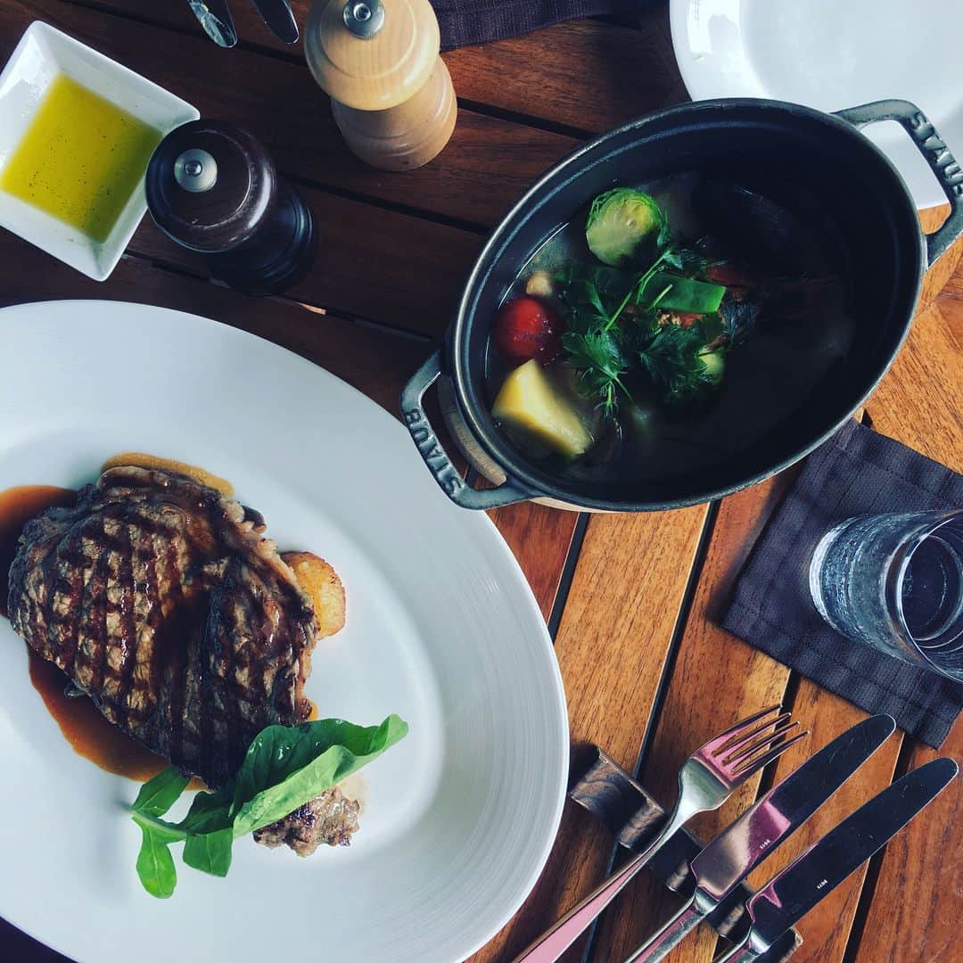 二瓶藍菜さんのインスタグラム写真 - (二瓶藍菜Instagram)「@yurie___m  親友くんと恒例の月1. Lunch MTG🍽🕊. . 皇居の周りにあるPaleceのテラス席は眺めが良くて大人な雰囲気で素敵でした❤︎ #palace #lunch  #mybestfriend  #いつも私好みのお店を予約してくれる #キャリアウーマン #会う度にグレードアップしている彼女 #私を完璧に解る人 #1歳からの親友  #27年の仲はただ1人 #イタリア楽しみ」8月8日 16時11分 - aina.17