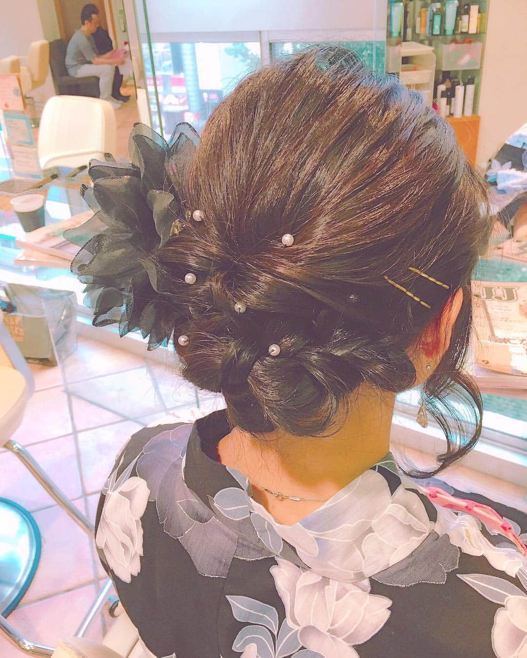 のインスタグラム：「❤️❤️❤️ . 今日は納涼船に行くので ヘアセットをしてもらってきました〜😊✨ いつも担当してくださる永田さんです💕 . 毎回何もデータ持たずに行くのに ぱぱっと魔法みたいにアレンジしてくださいます😭✨ . #浴衣 #ヘア #ヘアアレンジ #ヘアカタログ #編み込み #お花 #パール」