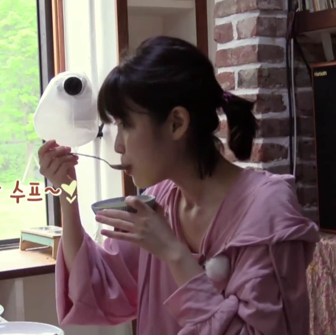 Official STYLENANDAさんのインスタグラム写真 - (Official STYLENANDAInstagram)「효리네민박 7회 아이유 패션 - 🔎캐주얼득템 이너탑 집업 SET 🔎비주얼배색 옆라인 미디스커트 #stylenanda #nandamade #iu #아이유 #효리네민박」8月8日 18時17分 - houseof3ce