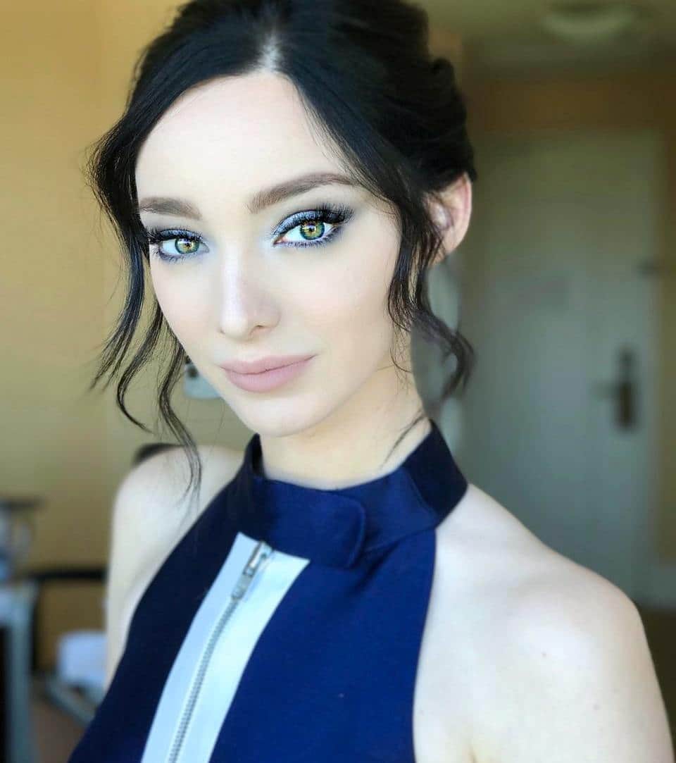 エマ・デュモンのインスタグラム：「Ahhh! Hair and makeup by my favorite girl @katrinacaplan! ❤💋❤💋❤ @contourfossa」