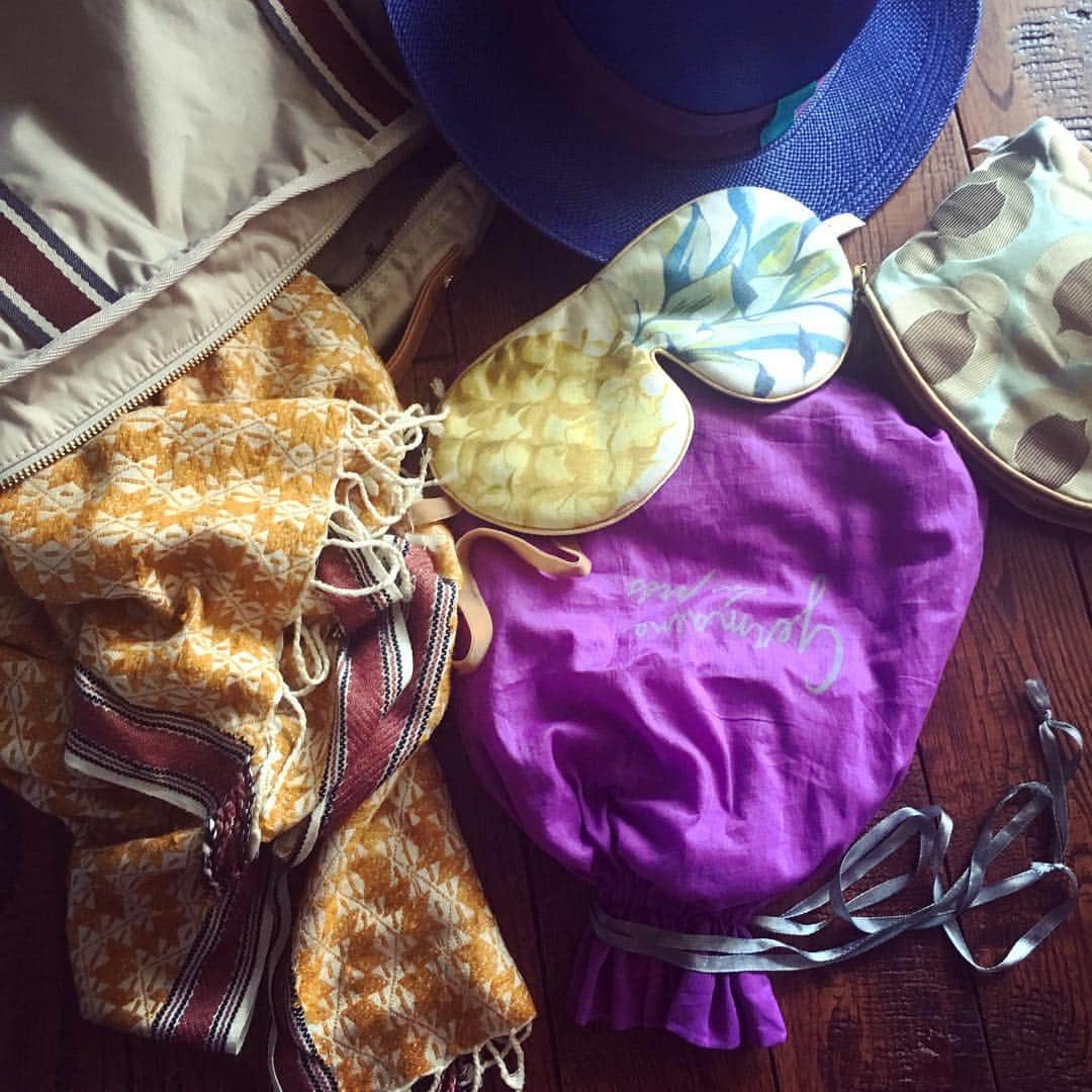 風間ゆみえのインスタグラム：「Riad Fantasqueでお買いものしたカラフルを連れて青森へ  @la_boutique_fantasque  #riadfantasque @maisondereefur ＊Jaminiのマスタードイエローチェックのシルクストール ＊巾着に入ったパープルのブラウス ＊パイナップル🍍のアイマスク ＊ラベンダーがふんわりと香るポーチ」