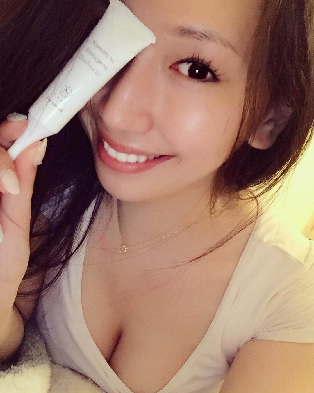 佐山愛のインスタグラム：「・ 突然ですが、私のフォロワーさんの多くが 男性の方だと思うので、そんなみなさまにお聞きします！ ・ 目元のケア、ちゃんとしてますかー？？ ・ 最近、同世代〜ちょっと上くらいの友達と よく話すのが"目元で加齢を感じる"ってことで、 中でもやっぱ男性の方がその辺無頓着な人多くて 一気に老けた気がするって友達多いの！笑 ・ でね、最近お気に入りのアイテム見つけたから みんなにオススメしてたら好評だったから フォロワーのみんなにもオススメしてみようかと❤️ (↑って自分で見つけてきたみたいに言ってるけど 私も楽天とか@コスメの口コミ評価1位を見て買ってみた人w) ・ @tree_cosme_official の #目元とまつ毛のご褒美 って アイクリームなんだけど、使い出してちょっとしてから ハリが戻ってきたし細かいシワシワがなくなった！ ・ あと、マツエクのお姉さんに 「最近まつげが元気になってきましたね！」 って褒められたり！ ・ 男性だとまつげにこだわりないかもだけど ハリがなくなって瞼が下がったり 目の下のくまが目立つようになると お顔全体の印象が老けるし 目元をしっかり潤して栄養与えてあげるの大事だよー❤️ ・ 夏は紫外線で更にダメージ受けてるし アイクリーム塗りがてらマッサージするのもオススメ♪♪ ・ 私も塗り塗りマッサージしてから寝ようっと☆ おやすみ☪ ・ #目元とまつ毛のご褒美 #memototomatsugenogohoubi #アイクリーム #eyecream #まつ毛美容液 #TREE #スキンケア #マツ育 #マツエク #たまにはタメになる情報を発信」