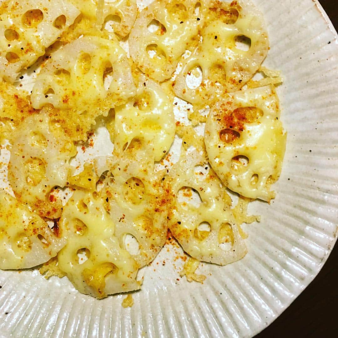 志摩有子さんのインスタグラム写真 - (志摩有子Instagram)「レンコンチーズ焼き。スライスしたレンコンをオリーブオイルで両面焼いて軽く塩をしたら、パルミジャーノをモリッとのせて溶けるまで焼くだけ。仕上げにピリッとクレオールスパイスミックスを。チーズのカリッと焦げたところがたまらなく美味しい。 @inoue_emi_  先生に教えてもらった簡単おつまみ。 #レンコン #レンコンチーズ #簡単おつまみ #クレオールスパイスミックス」8月8日 22時14分 - ariko418