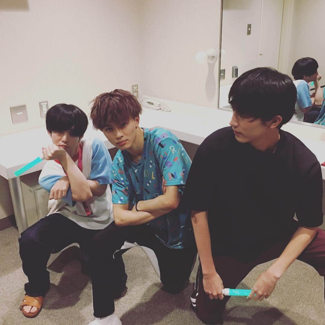 兄に愛されすぎて困ってますのインスタグラム：「＼千秋さんお疲れ様でした！／ チーム兄こまから、芹川兄弟と千秋さんの夢の3ショット✨✨！ お疲れ様でした！！ お兄もツアーファイナルを一緒に楽しみましたー！ ※写真撮影時はタイミングが合わず😢  #兄こま」