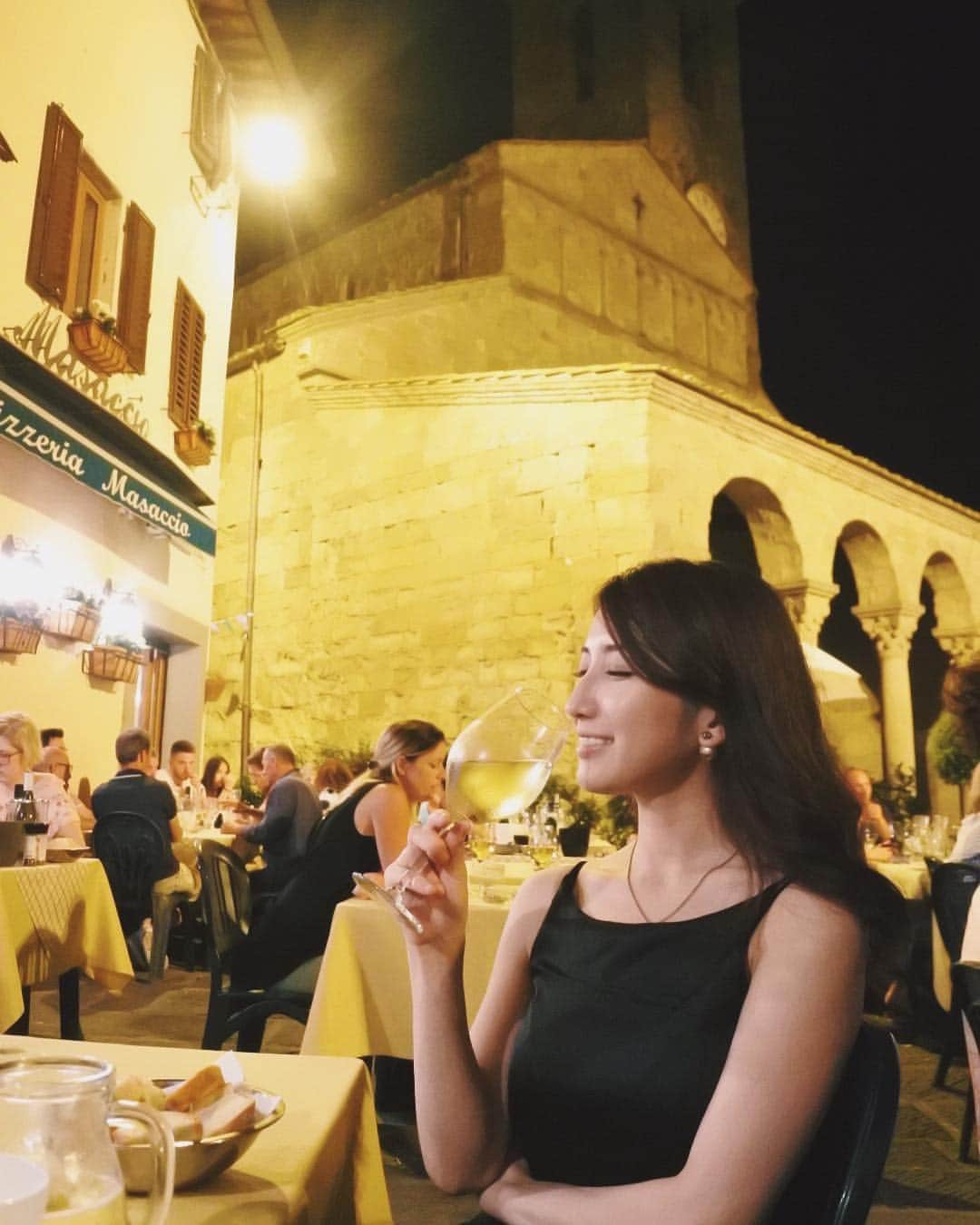 亜里沙さんのインスタグラム写真 - (亜里沙Instagram)「Cheers to last night in Firenze🍷 母に電話で、インスタもっと工夫してがんばって✊🏻 と言われました🤗笑 ほんとおもしろくてかわいいお母さん💘 #Firenze #Florence #Italy #Alialichaninfirenze  #trip #traveling #instatrip #tripstagram #instatravel #Alisa_in_Florence」8月9日 1時50分 - alisa_0302