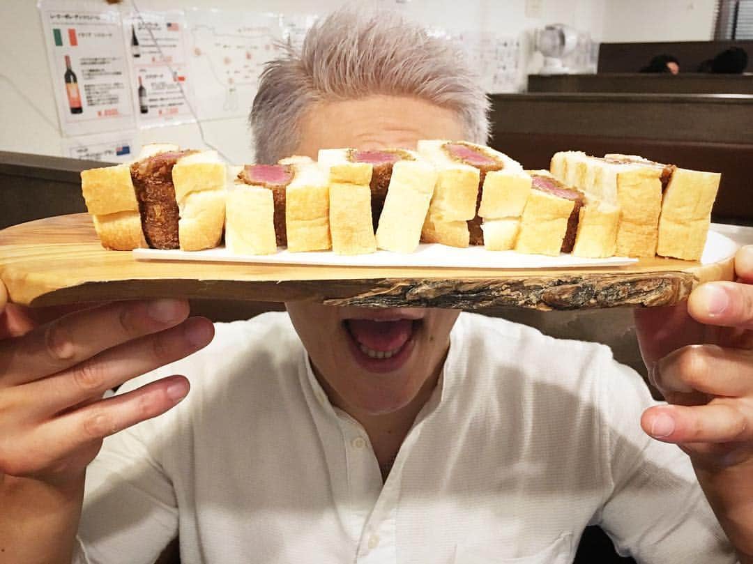 乾雅人のインスタグラム：「SATOブリアンJr.@住所非公開 ゴールデンボンバー樽美酒研二さん、ブリカツサンドを！ #SATOブリアン #ゴールデンボンバー #金爆 #樽美酒研二 #焼肉 #sasuke2017」