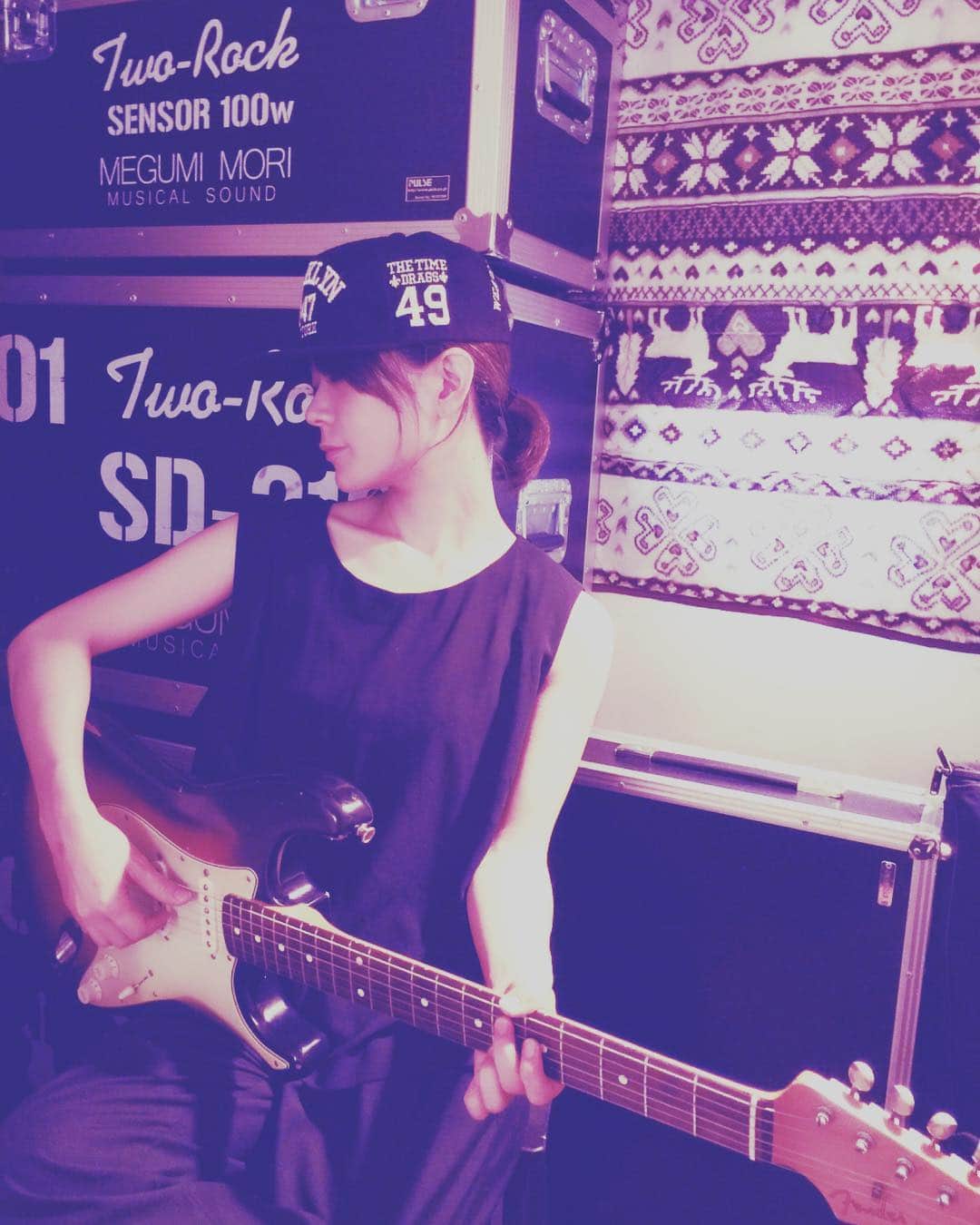 森恵さんのインスタグラム写真 - (森恵Instagram)「エレキ練習中。  #guitar #fender #沖縄の米軍基地のフリマで買ったキャップ」8月9日 13時31分 - morimegumi_official